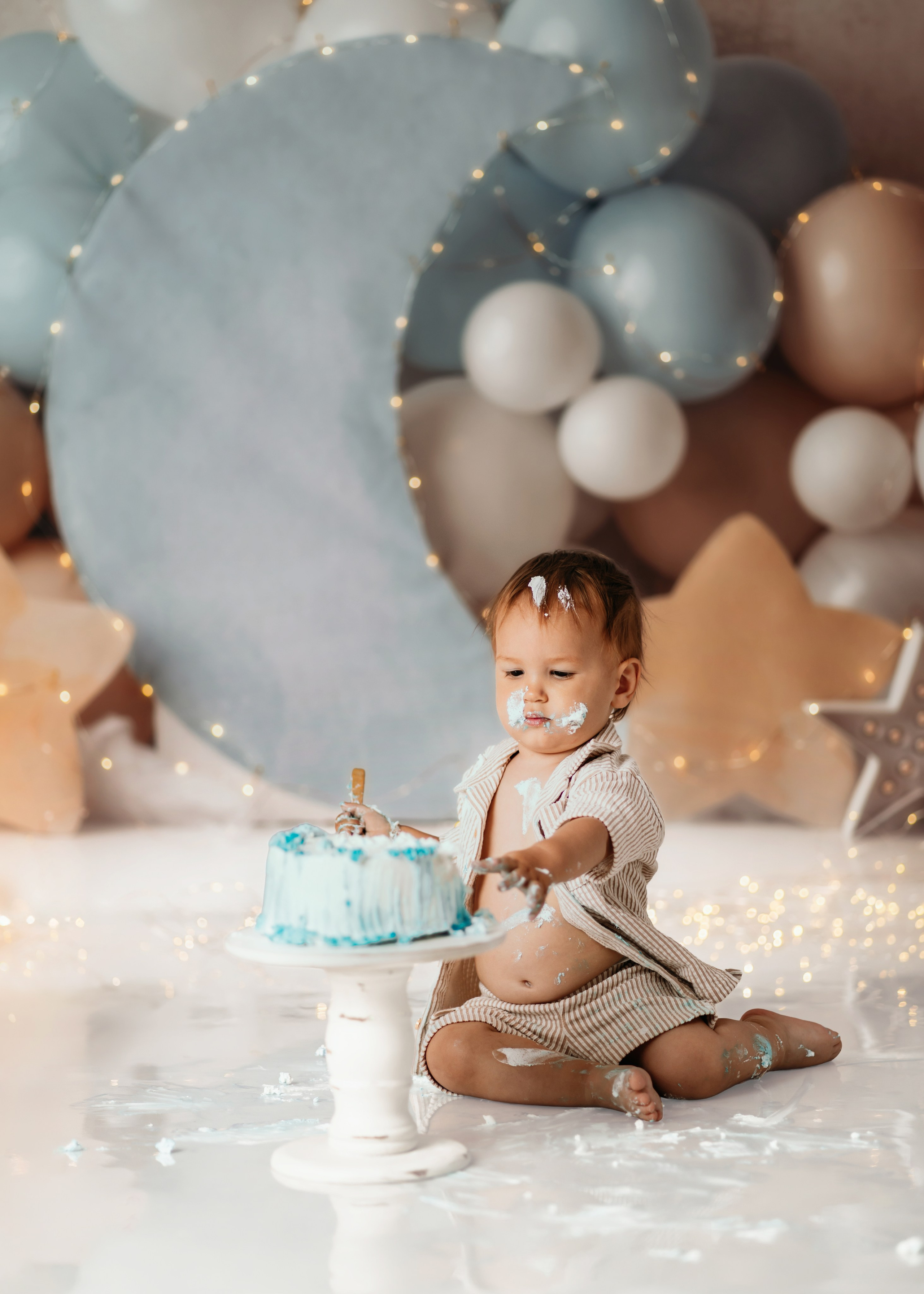 Plava scenografija za prvi rođendan – cake smash fotografisanje u Beogradu