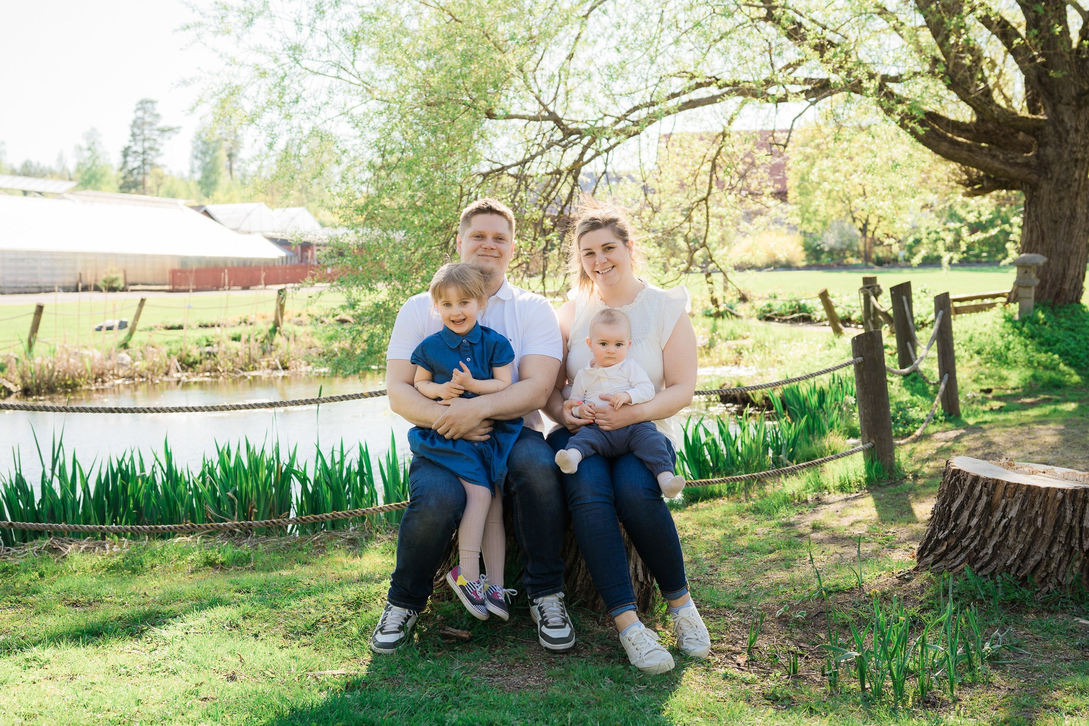 Lapsi- ja perhekuvaus aurinkoisena päivänä Espoossa