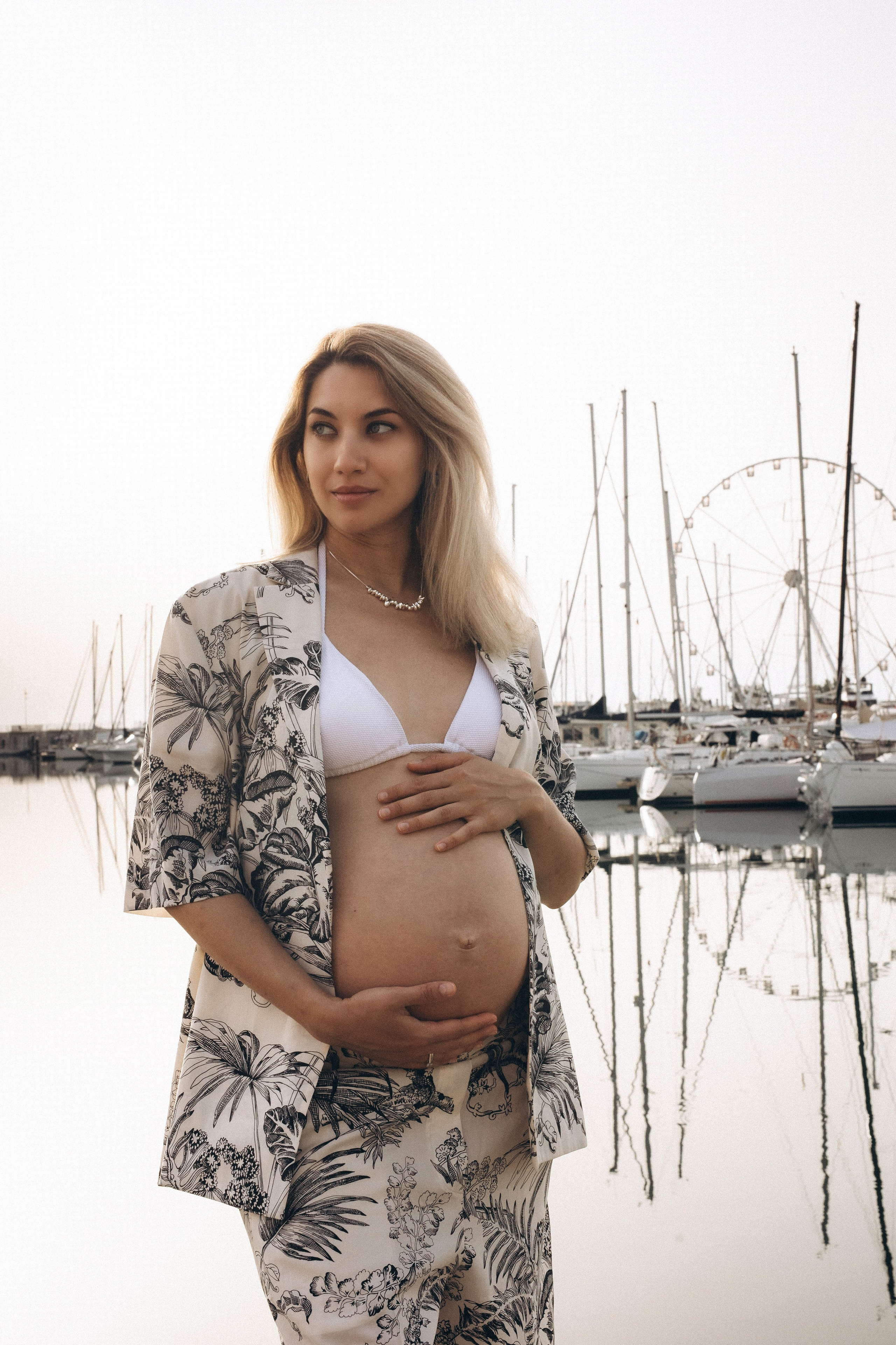 Fotografa di gravidanza a Rimini, maternità nel porto italiano