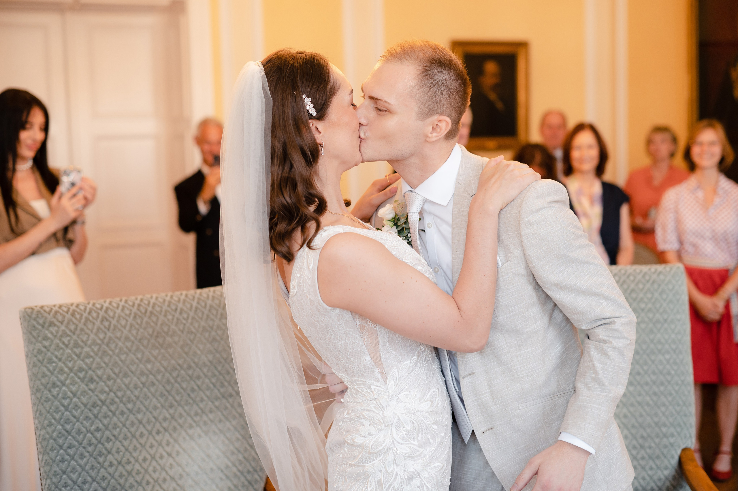 Emotionale Momente nach der standesamtlichen Hochzeit in Wiesbaden