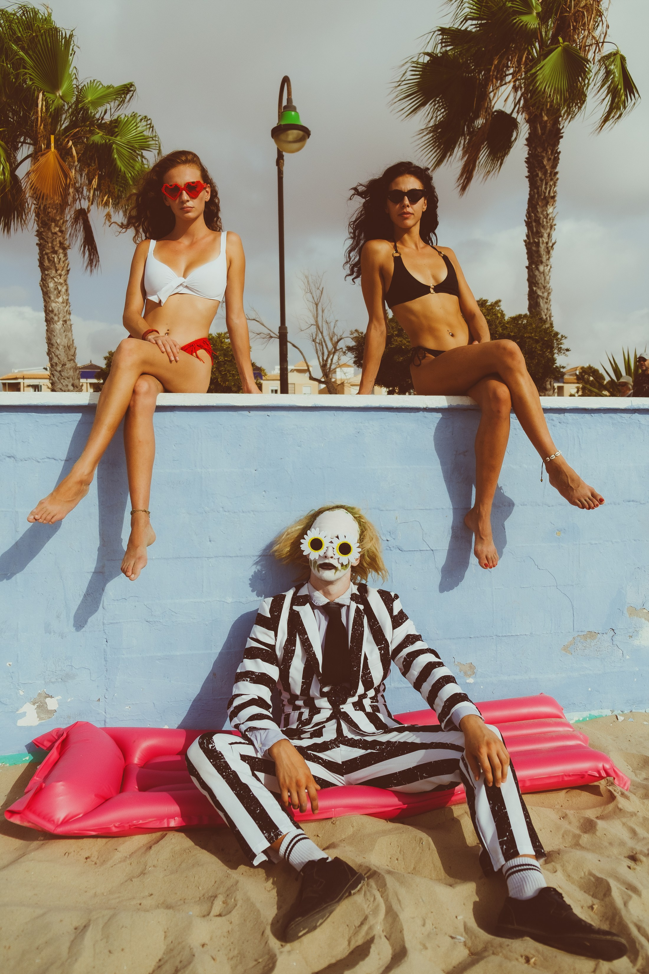 Beetlejuice на море: Экспериментальная фотосессия с цирковыми артистами — Фотограф Андрей Луковников