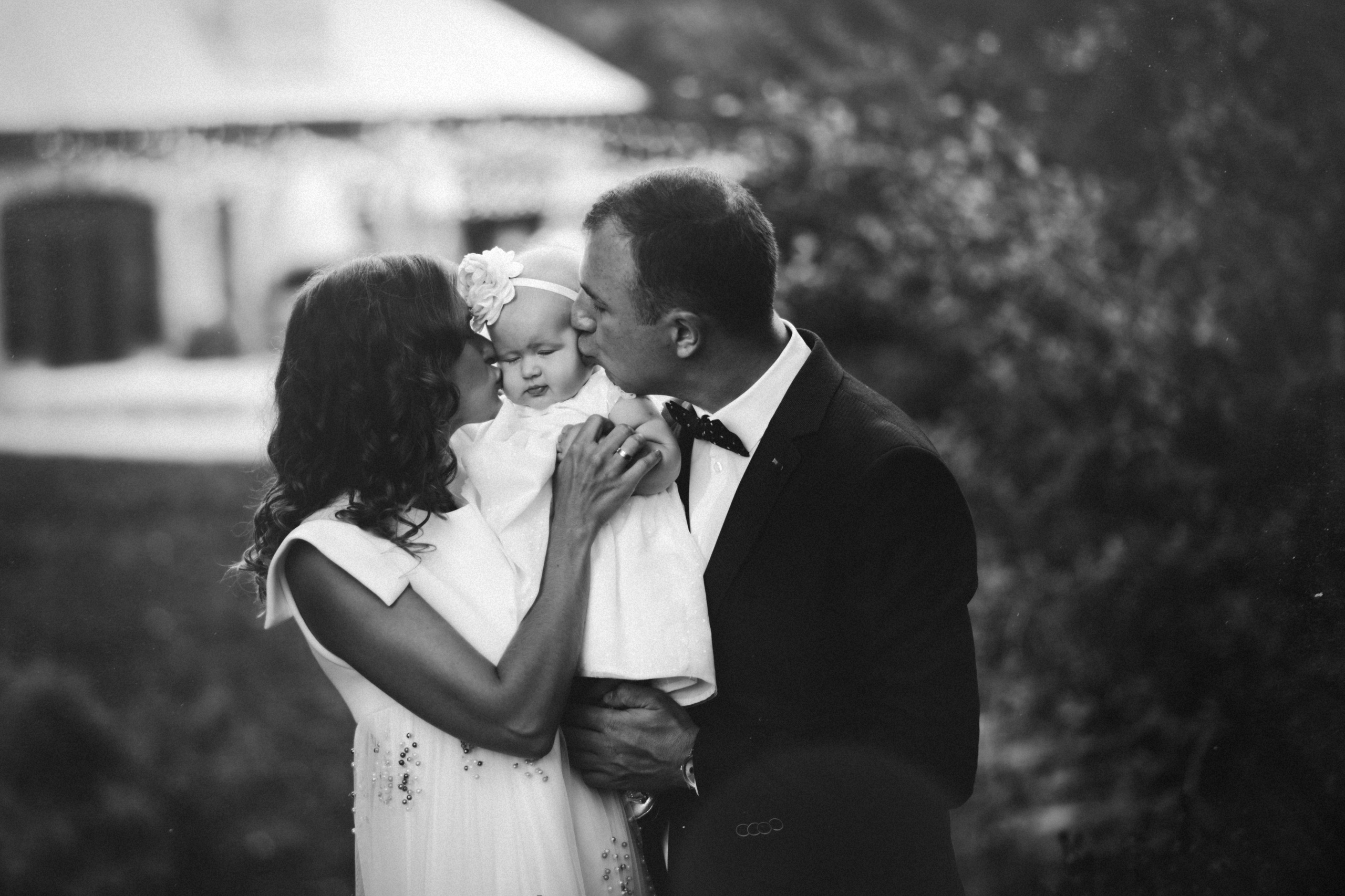Krikštynos, krikštas, krikštynų fotosesija, ceremonija, bažnyčia krikštynų pasiruošimo fotografavimas. Krikštynų fotografas Vilnius Trakai kaina krikštynų fotografavimas fotografė personal.lt photogrpahy kainos šeima, vaikai profesionali natūrali meninė reportažinė klasikinė fotosesija, krikštynų fotosesija gamtoje