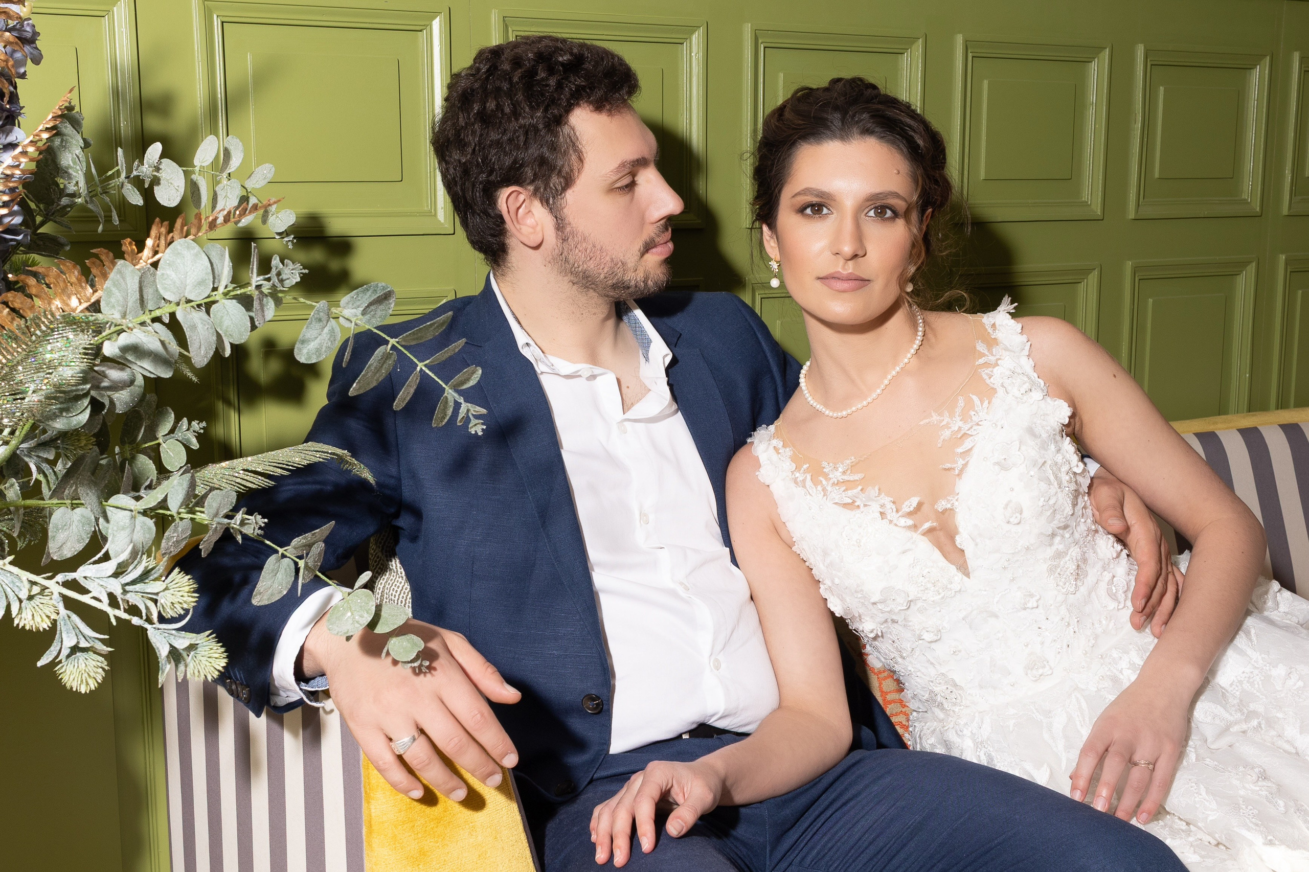 Couple de mariés lors d’une séance photo élégante et naturelle. Photographe de mariage Tarn – portrait naturel des mariés en Occitanie