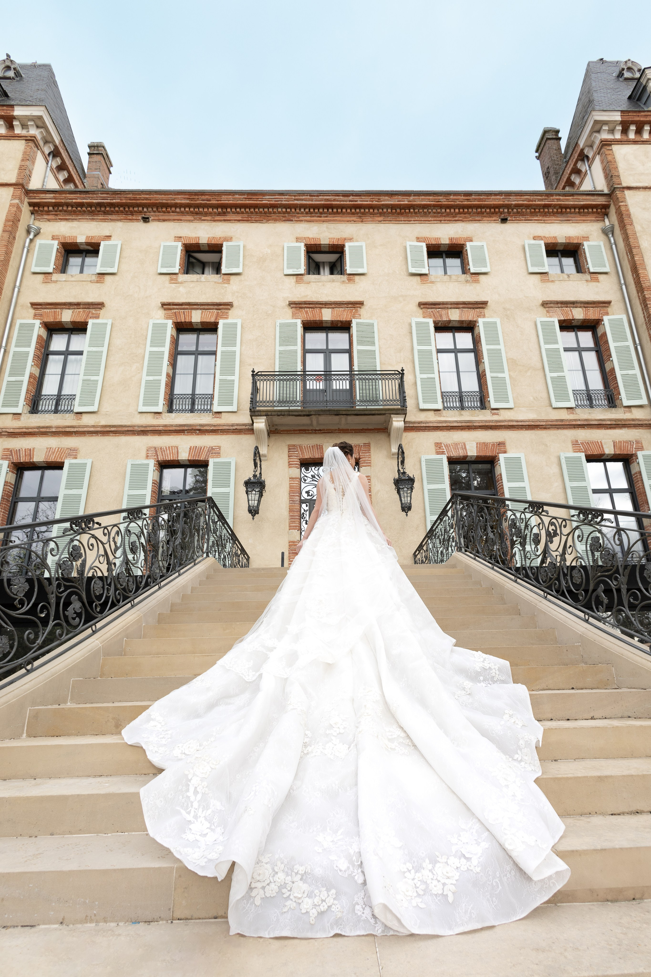 Les mariés entourés de leurs proches pendant la réception. Photographe mariage Castres – reportage de réception et invités dans le Tarn