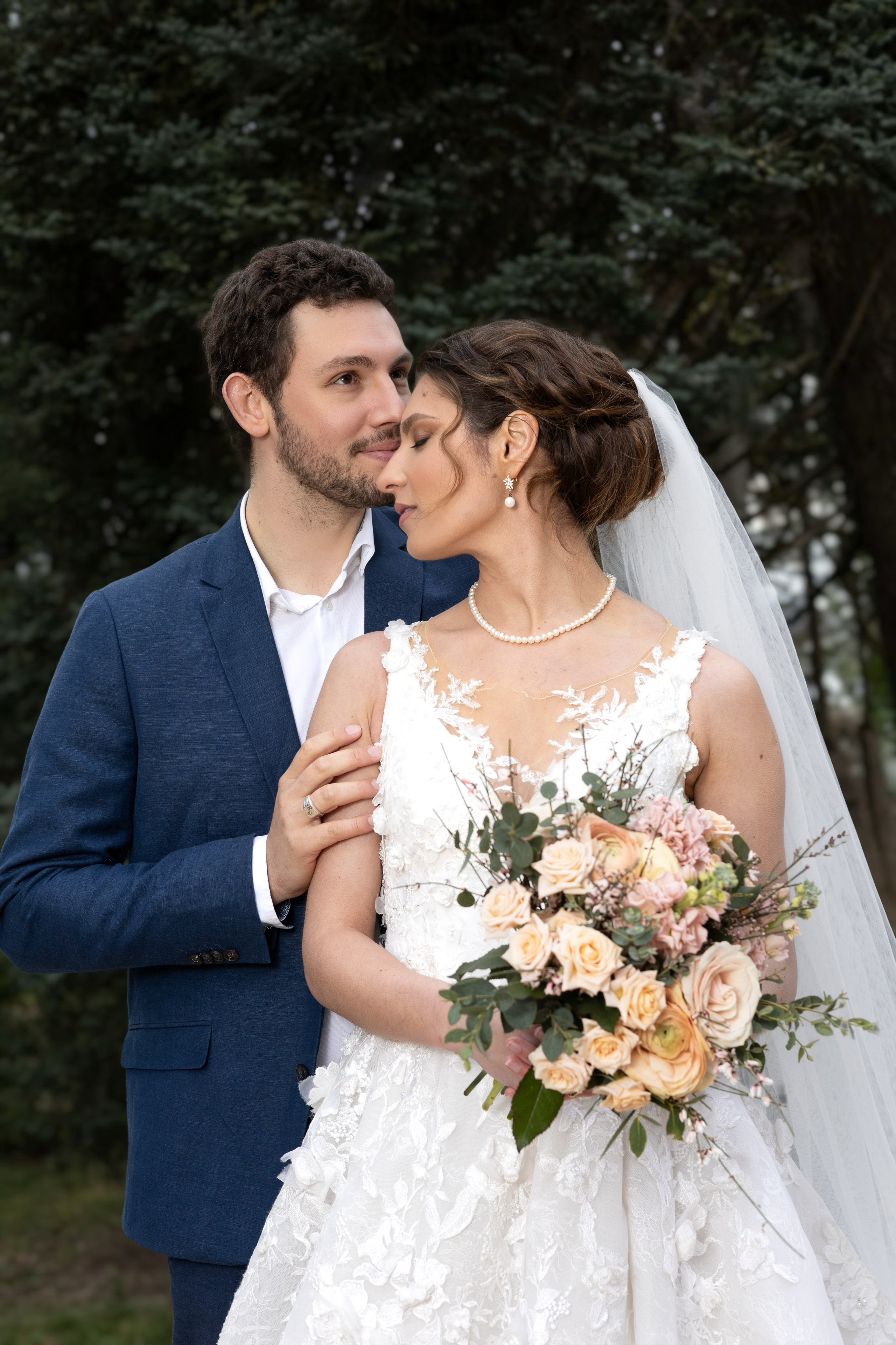 Les mariés échangent leurs vœux lors de leur cérémonie.Photographe mariage Toulouse – reportage photo de cérémonie en Occitanie