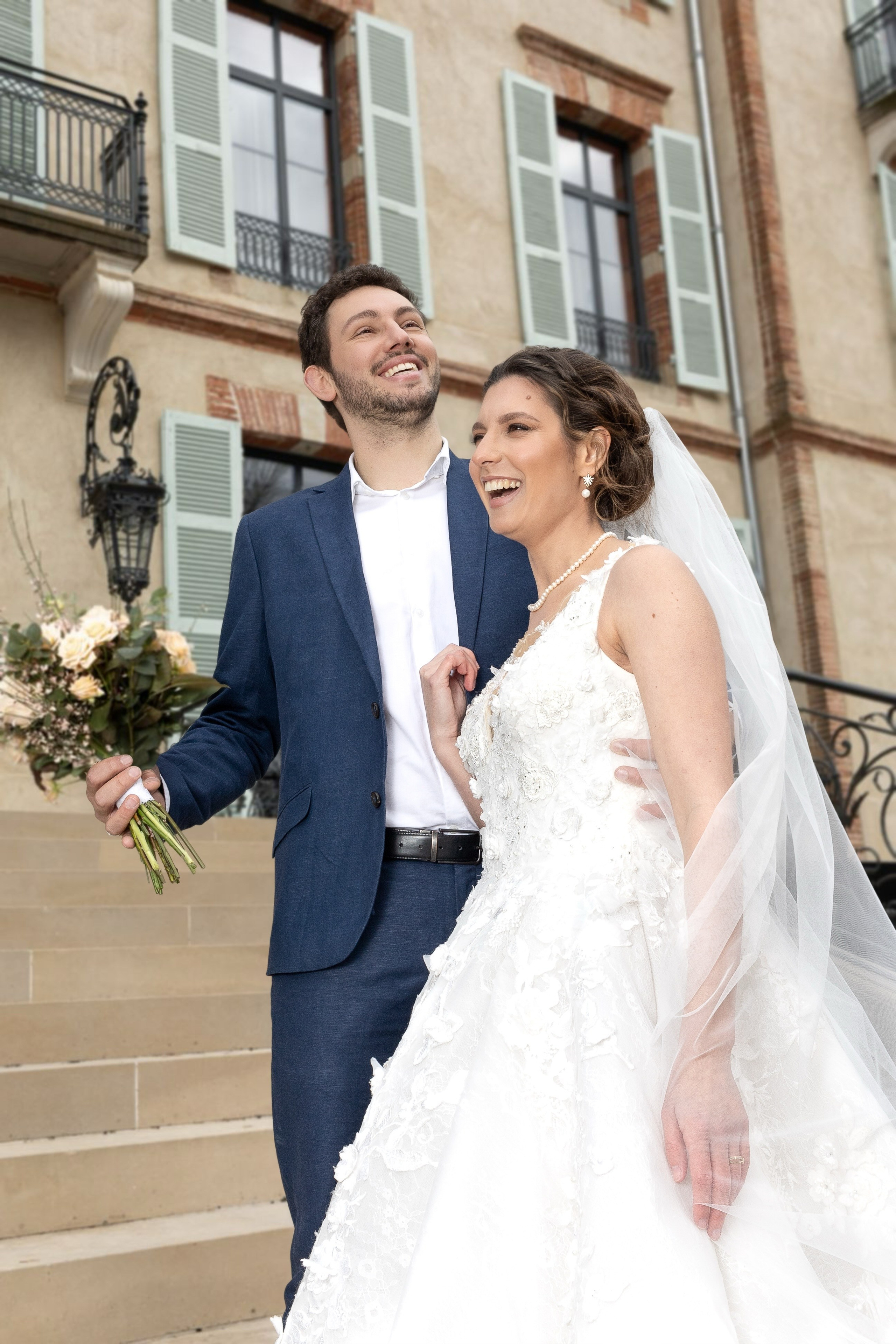 Les mariés profitent d’un moment à deux pendant leur journée. Reportage mariage Tarn – photographie naturelle des mariés à Gaillac
