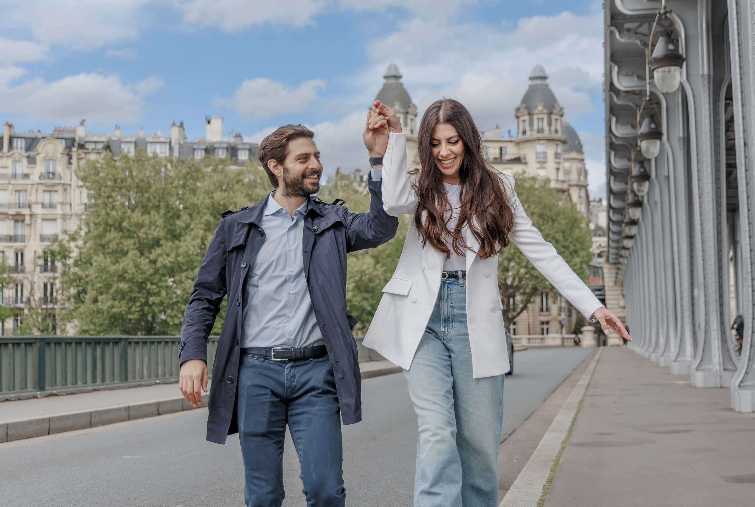 Bir-Hakeim Bridge in Paris — The Iconic Location for Luxury Proposal & Elopement Photography. Photographe à Paris