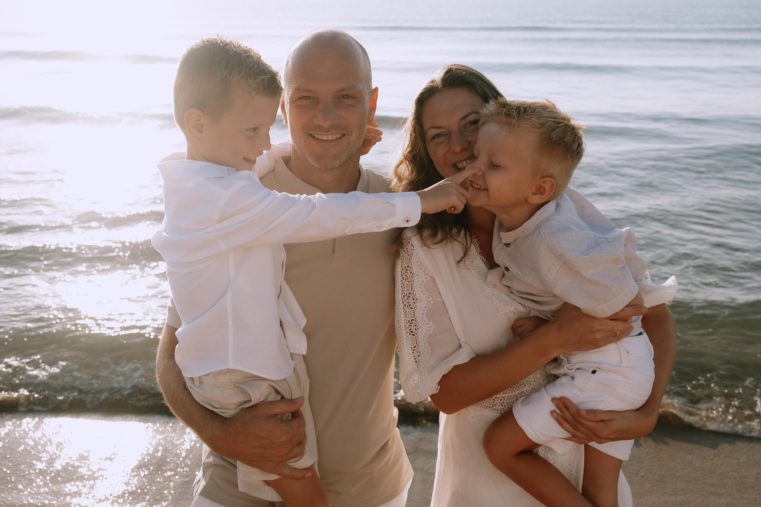 Big Family Photoshoot on the Beach in Spain — Family Photographer in Torrevieja, Alicante