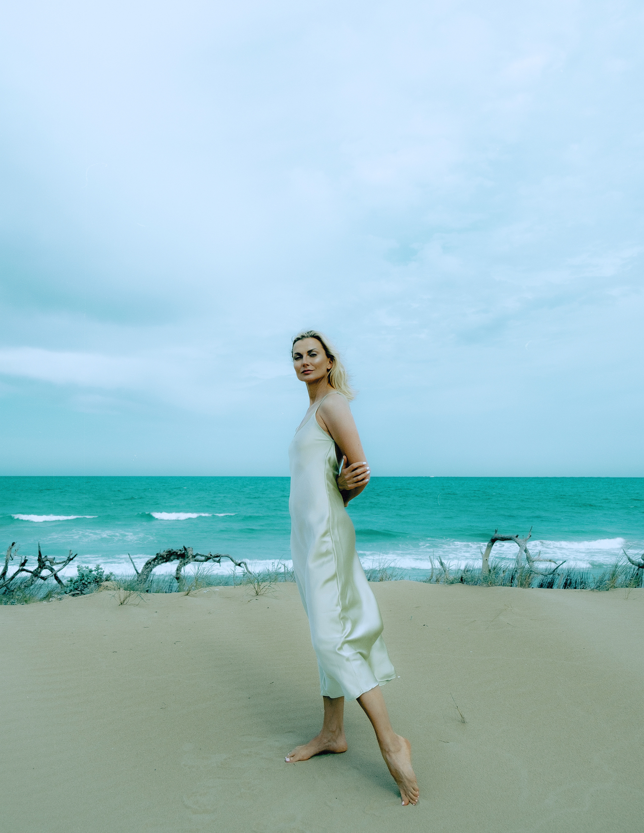 Atmospheric and tender photoshoot in the dunes of Guardamar — Portrait photographer in Spain