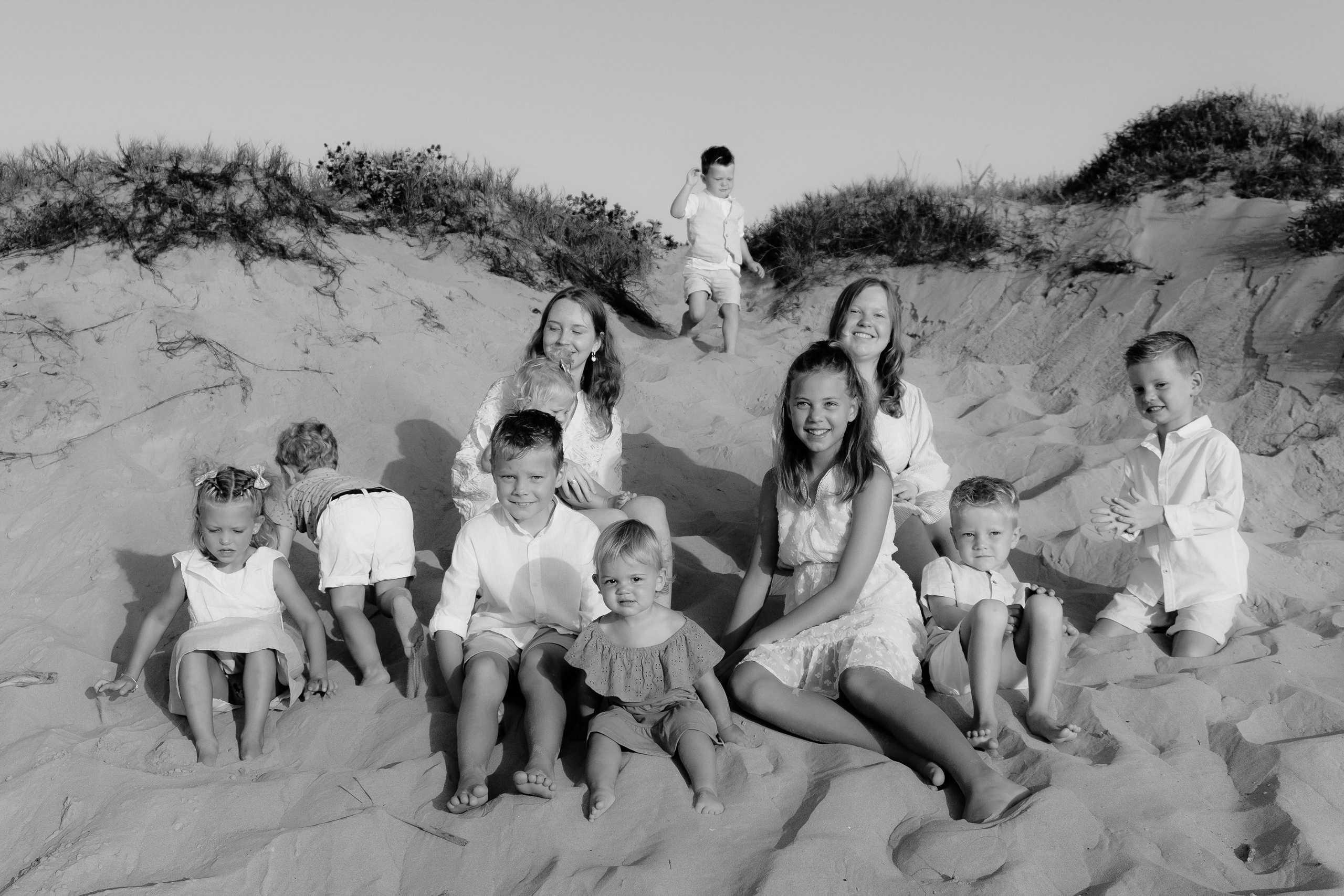 Big Family Photoshoot on the Beach in Spain — Family Photographer in Torrevieja, Alicante