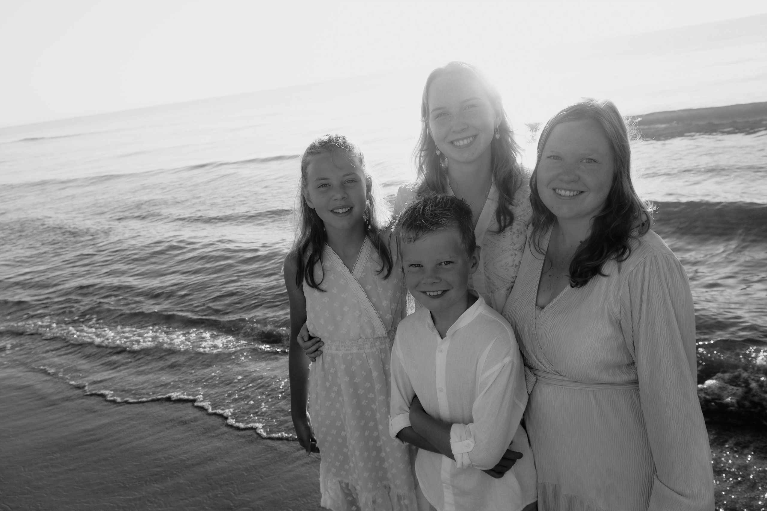 Big Family Photoshoot on the Beach in Spain — Family Photographer in Torrevieja, Alicante