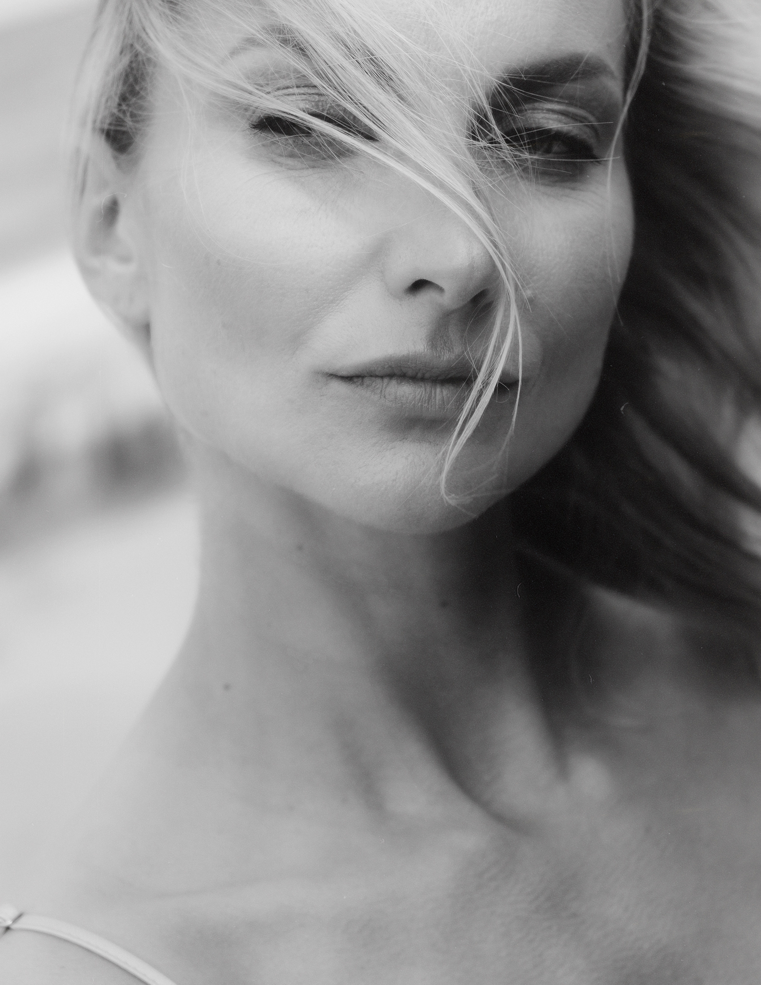 Atmospheric and tender photoshoot in the dunes of Guardamar — Portrait photographer in Spain