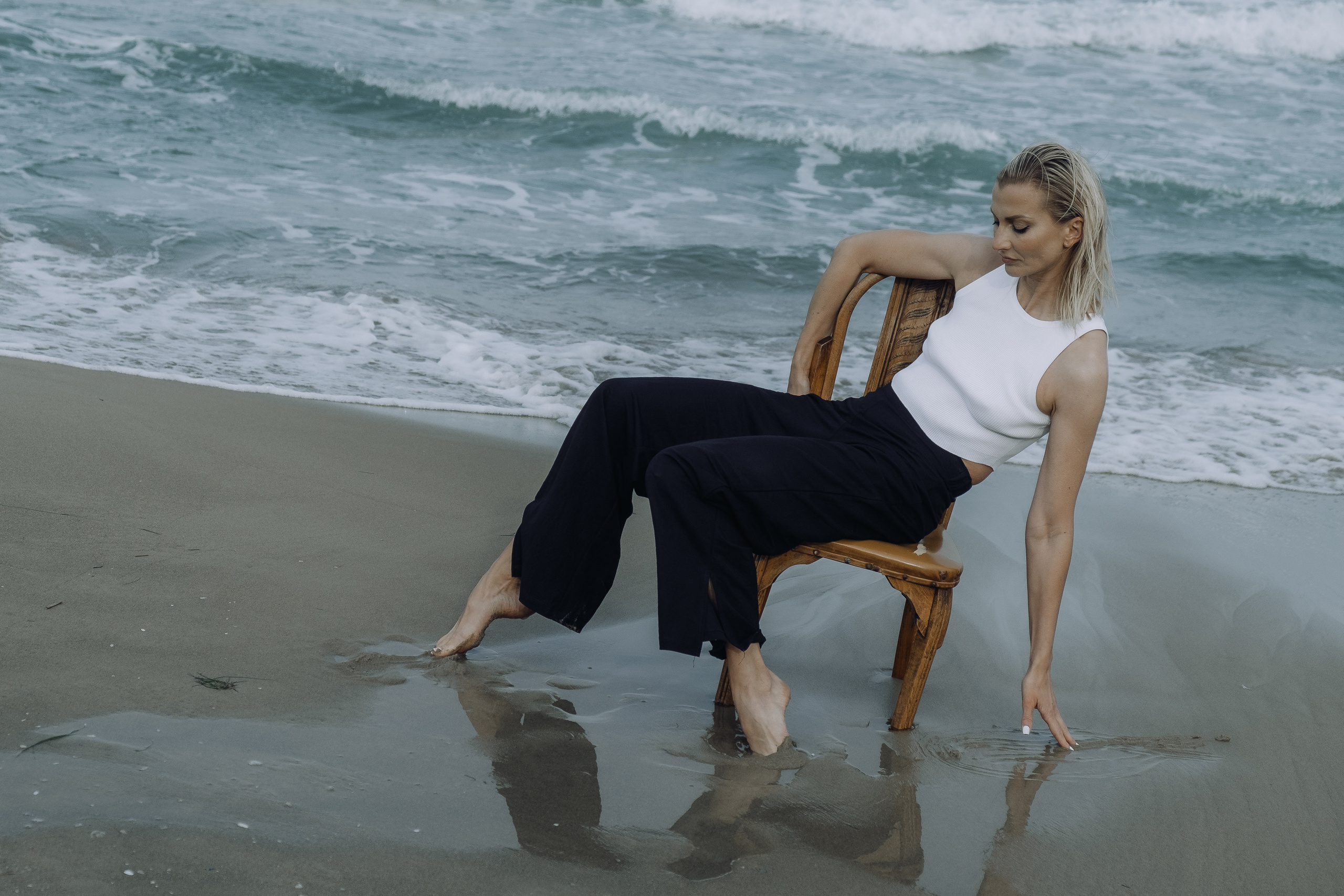 Портретная фотосессия на пляже Торревьехи на закате — атмосферные кадры для портфолио