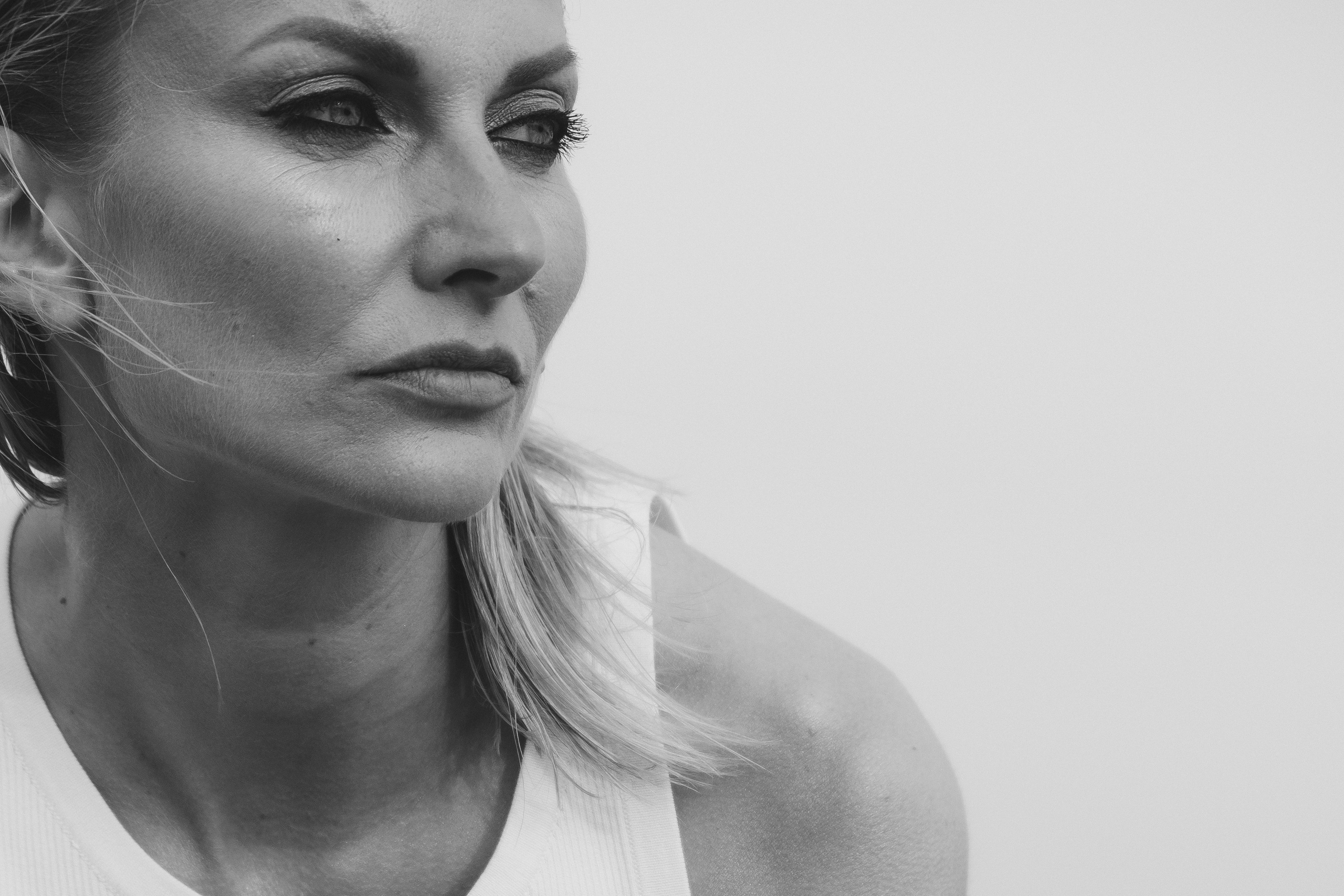 Портретная фотосессия на пляже Торревьехи на закате — атмосферные кадры для портфолио