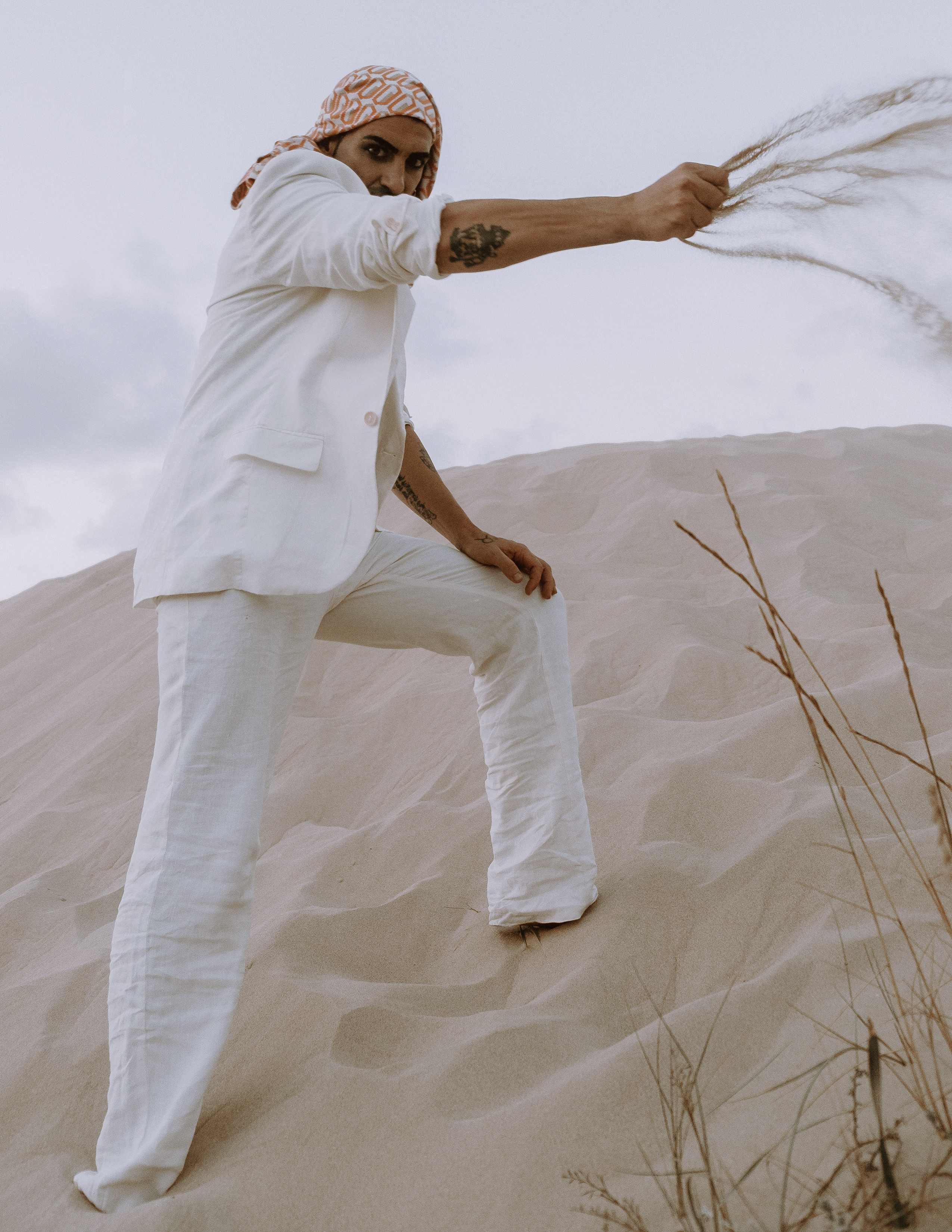 Портфолио-фотосессия в дюнах Аликанте — креативные образы и уникальные наряды от дизайнера — Фотограф Андрей Луковников