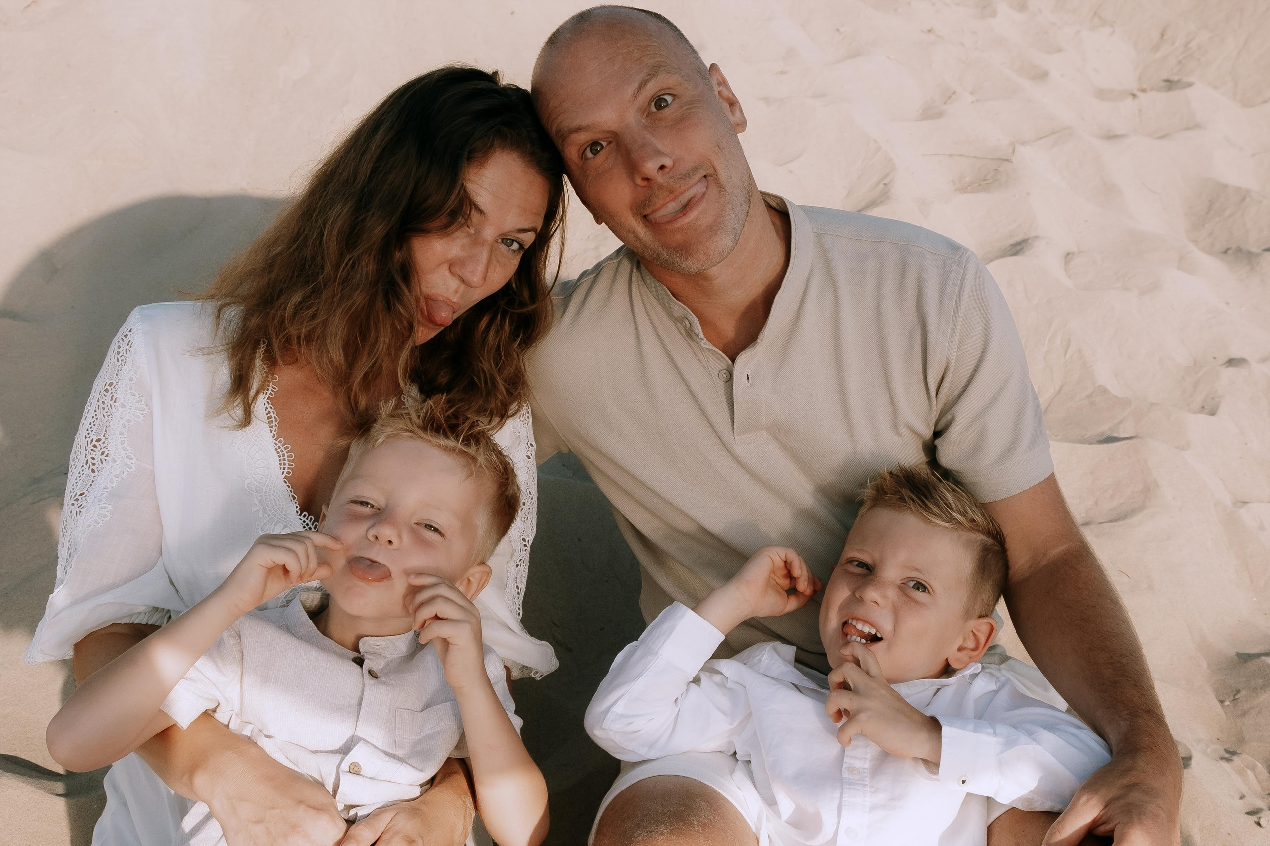 Big Family Photoshoot on the Beach in Spain — Family Photographer in Torrevieja, Alicante