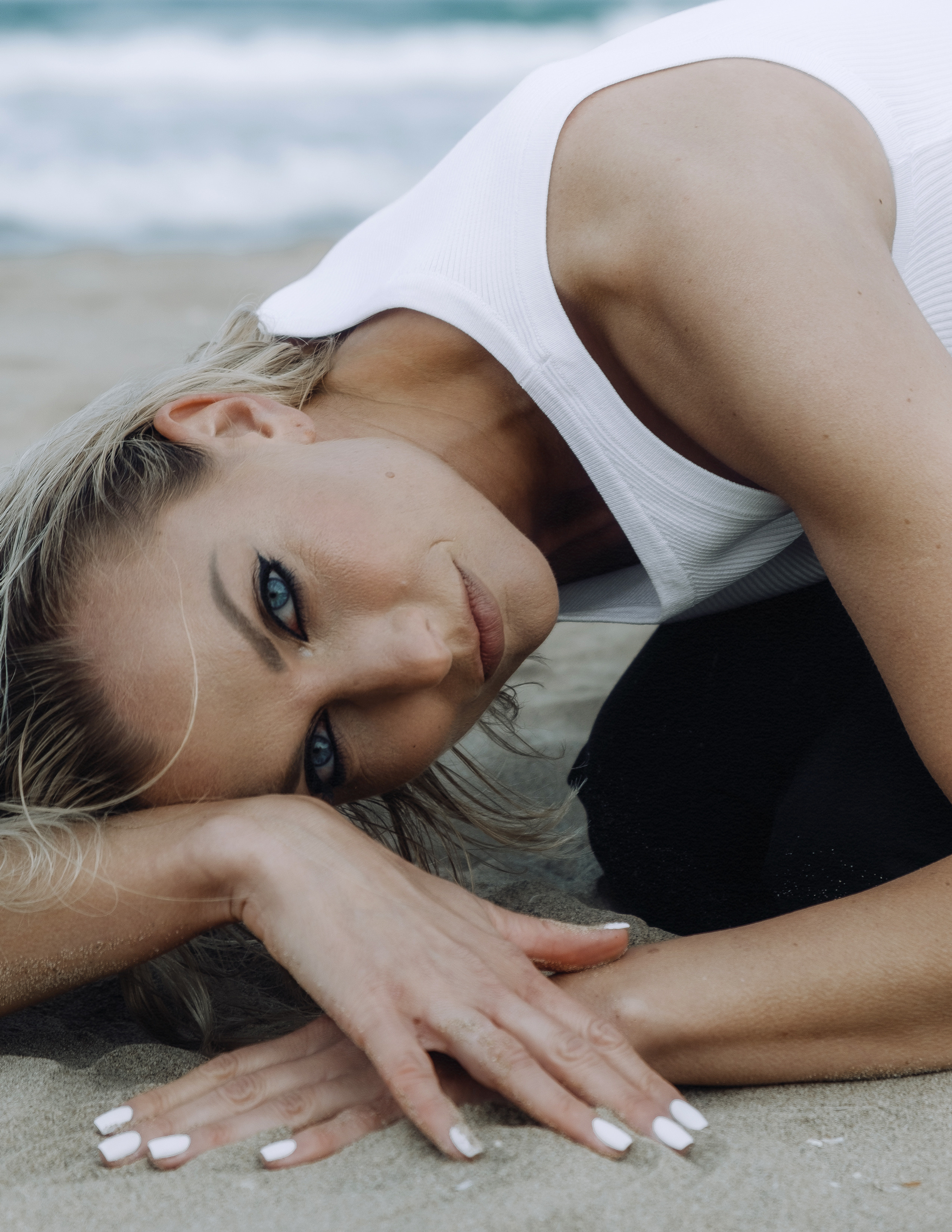 Портретная фотосессия на пляже Торревьехи на закате — атмосферные кадры для портфолио — Фотограф Андрей Луковников