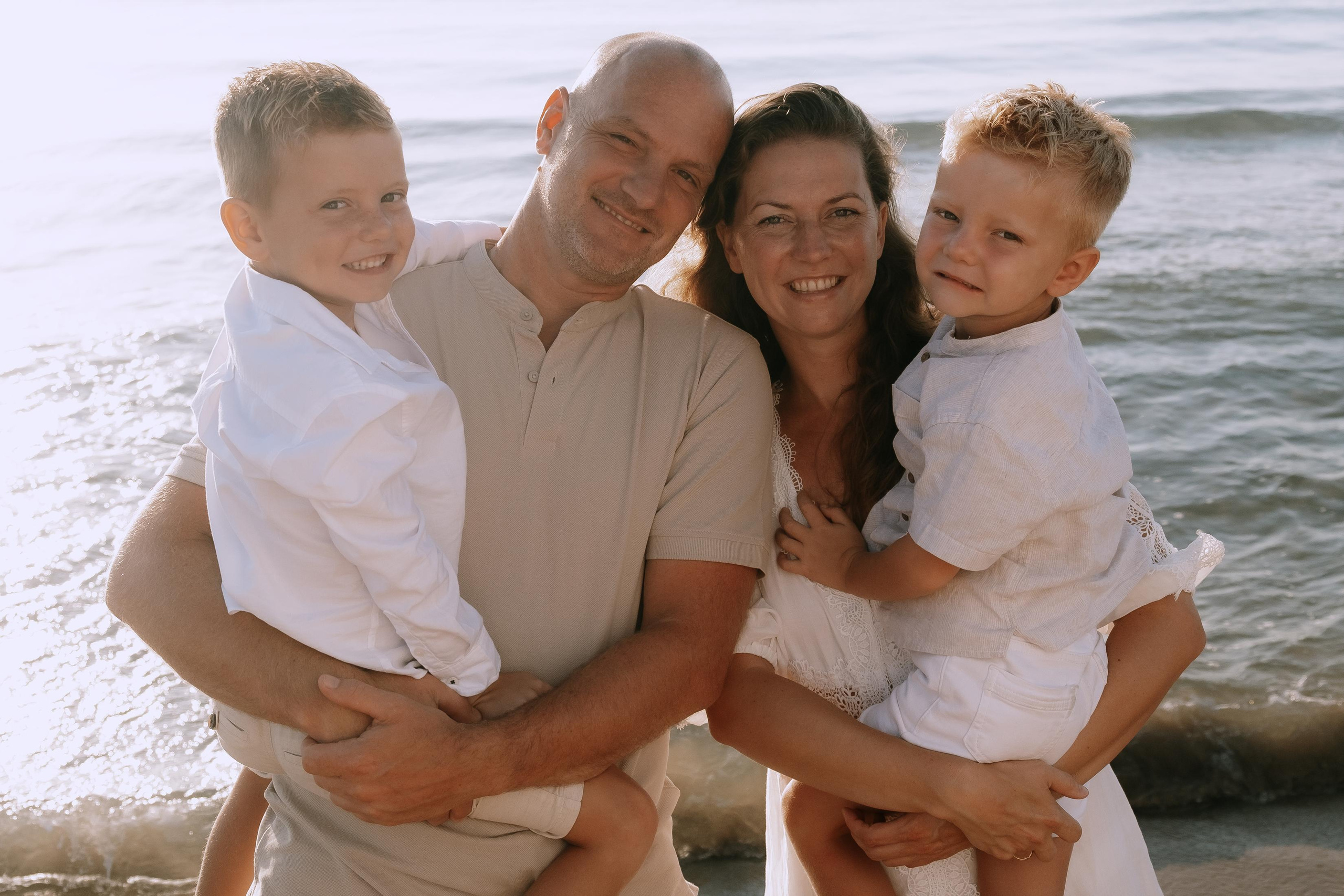 Big Family Photoshoot on the Beach in Spain — Family Photographer in Torrevieja, Alicante