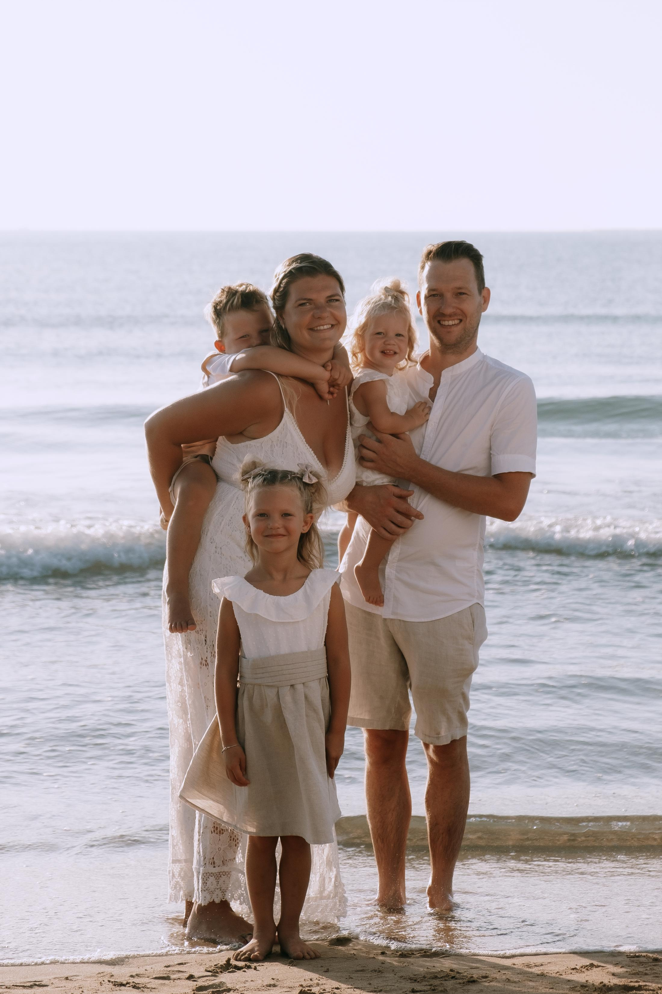 Big Family Photoshoot on the Beach in Spain — Family Photographer in Torrevieja, Alicante