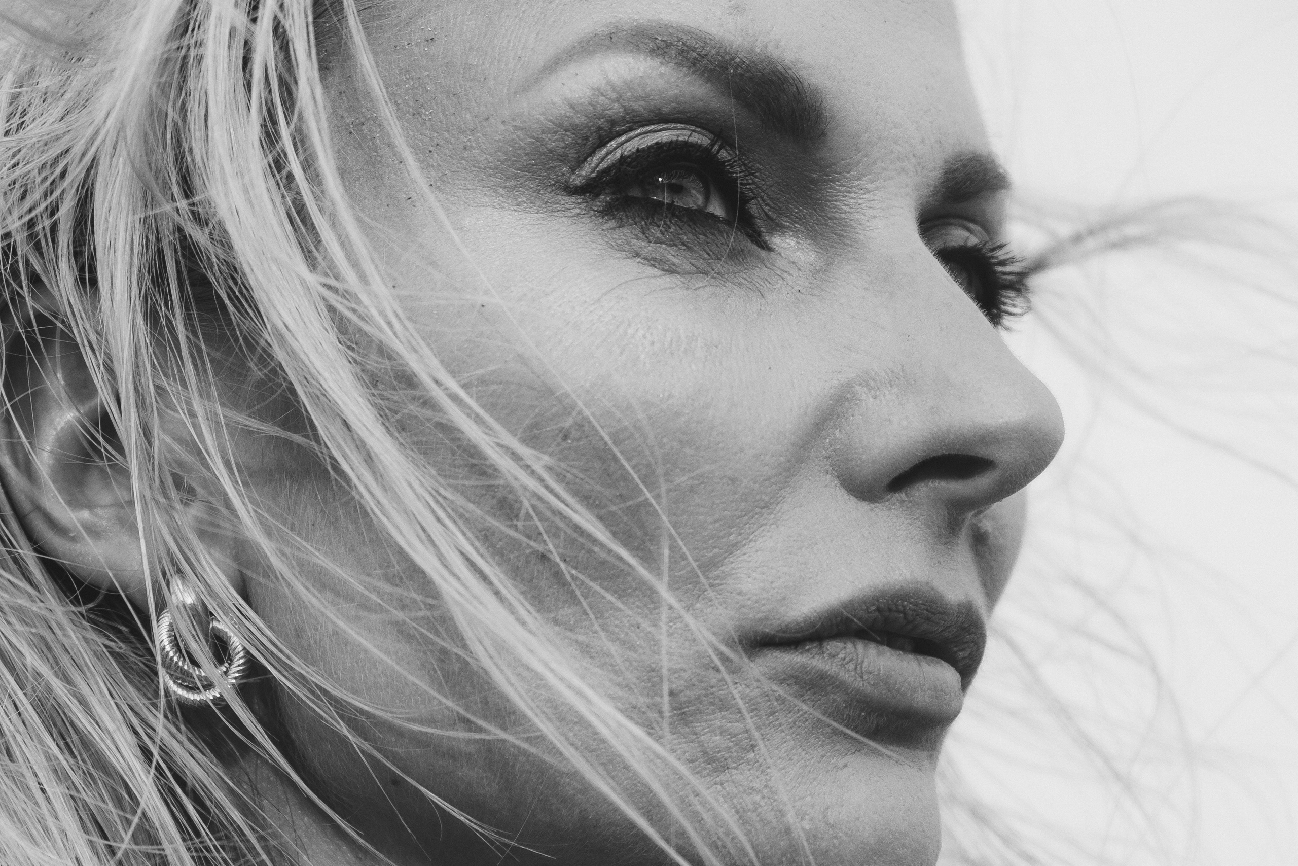 Портретная фотосессия на пляже Торревьехи на закате — атмосферные кадры для портфолио