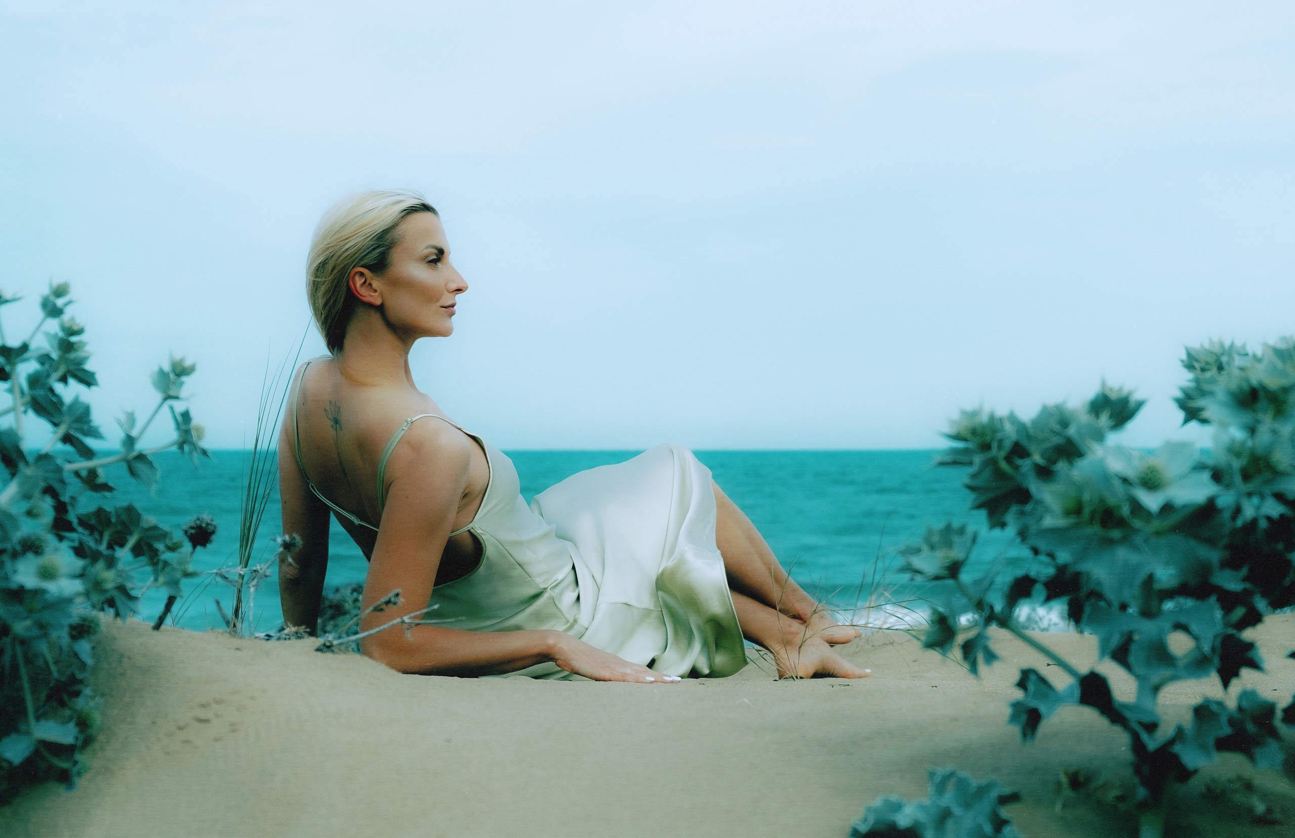 Atmospheric and tender photoshoot in the dunes of Guardamar — Portrait photographer in Spain