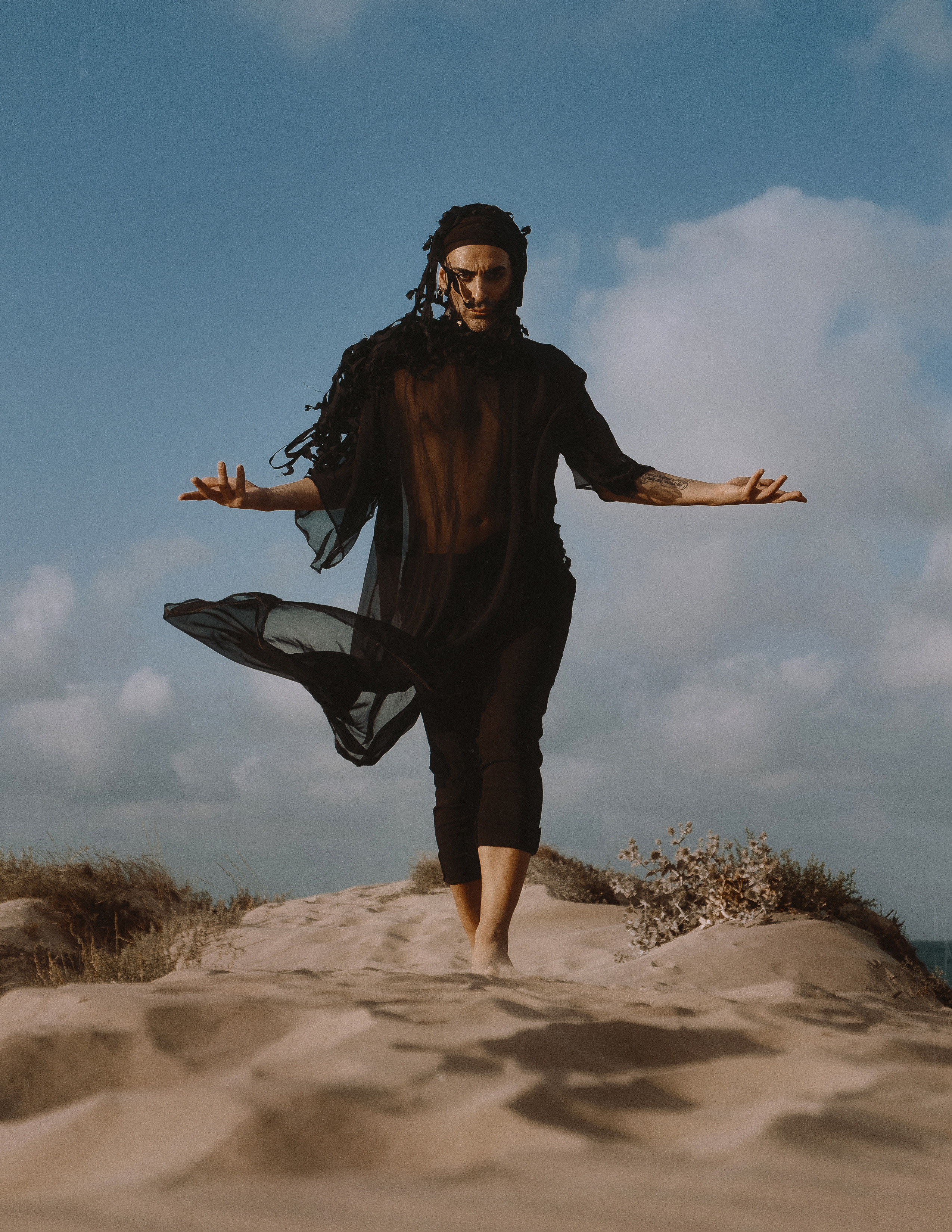 Портфолио-фотосессия в дюнах Аликанте — креативные образы и уникальные наряды от дизайнера — Фотограф Андрей Луковников