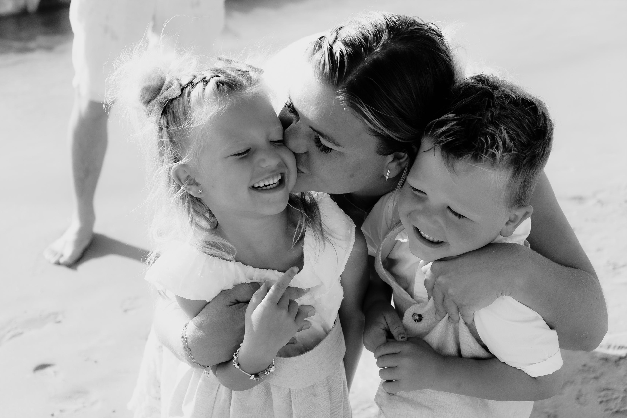 Big Family Photoshoot on the Beach in Spain — Family Photographer in Torrevieja, Alicante