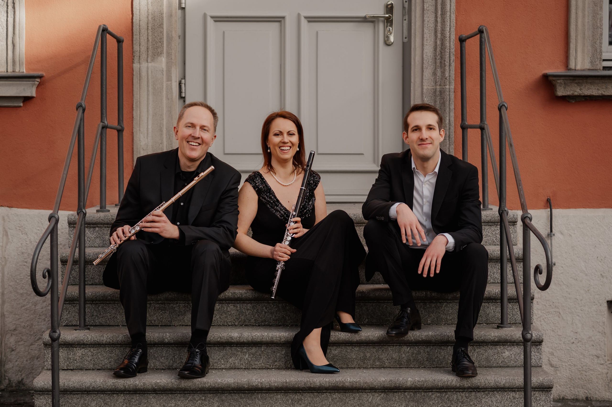 trio Musiker sitzten auf den Stufen beim dem Fotoshooting in Nürnberg