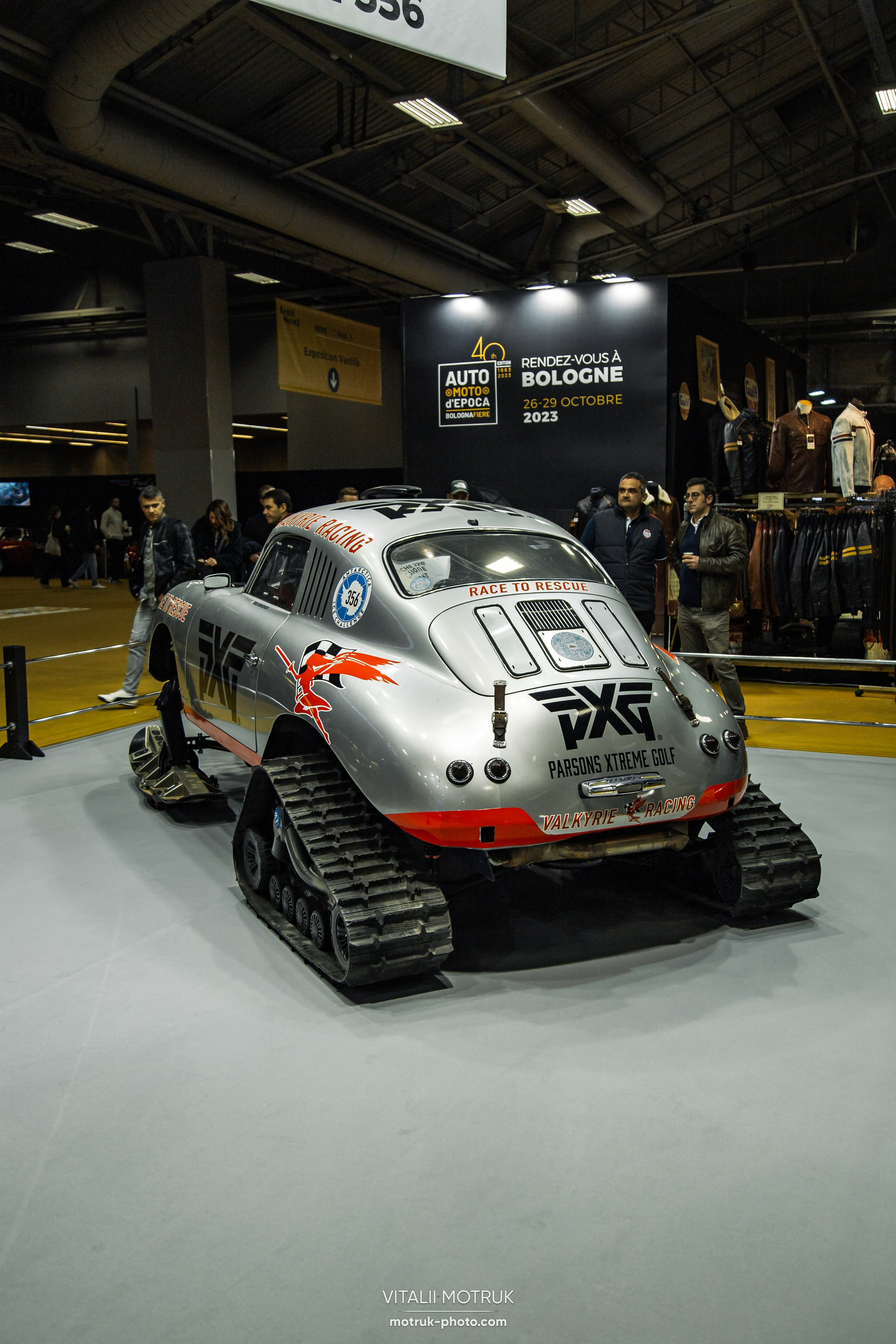 Retromobile 2023. Photographe de voitures à Paris — Vitalii Motruk