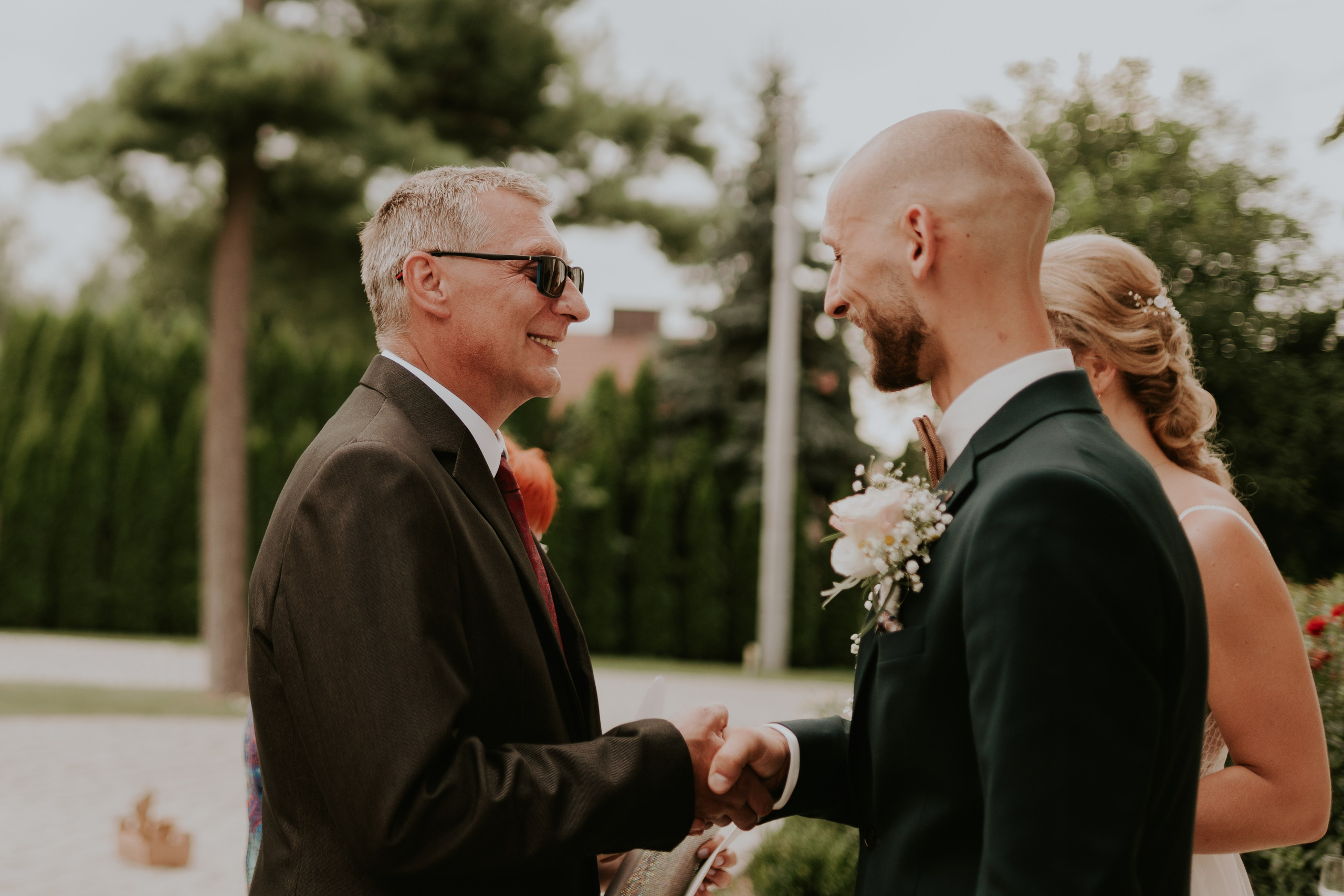 Dwór Wierzbno: plenerowy ślub pod wierzbą. Karkowskafoto - fotografia miłości