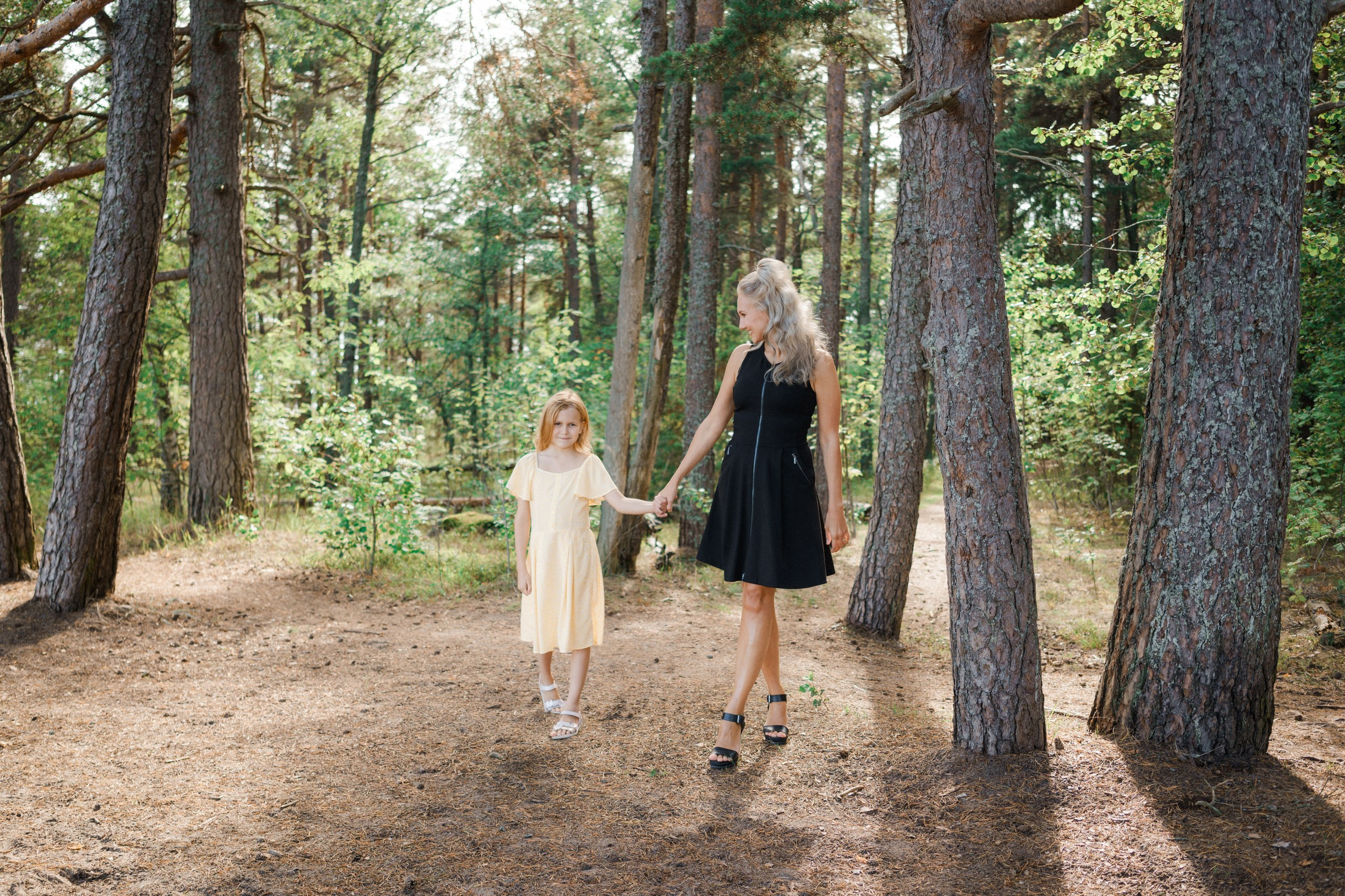 Perhekuvaus meren rannalla Helsingissä