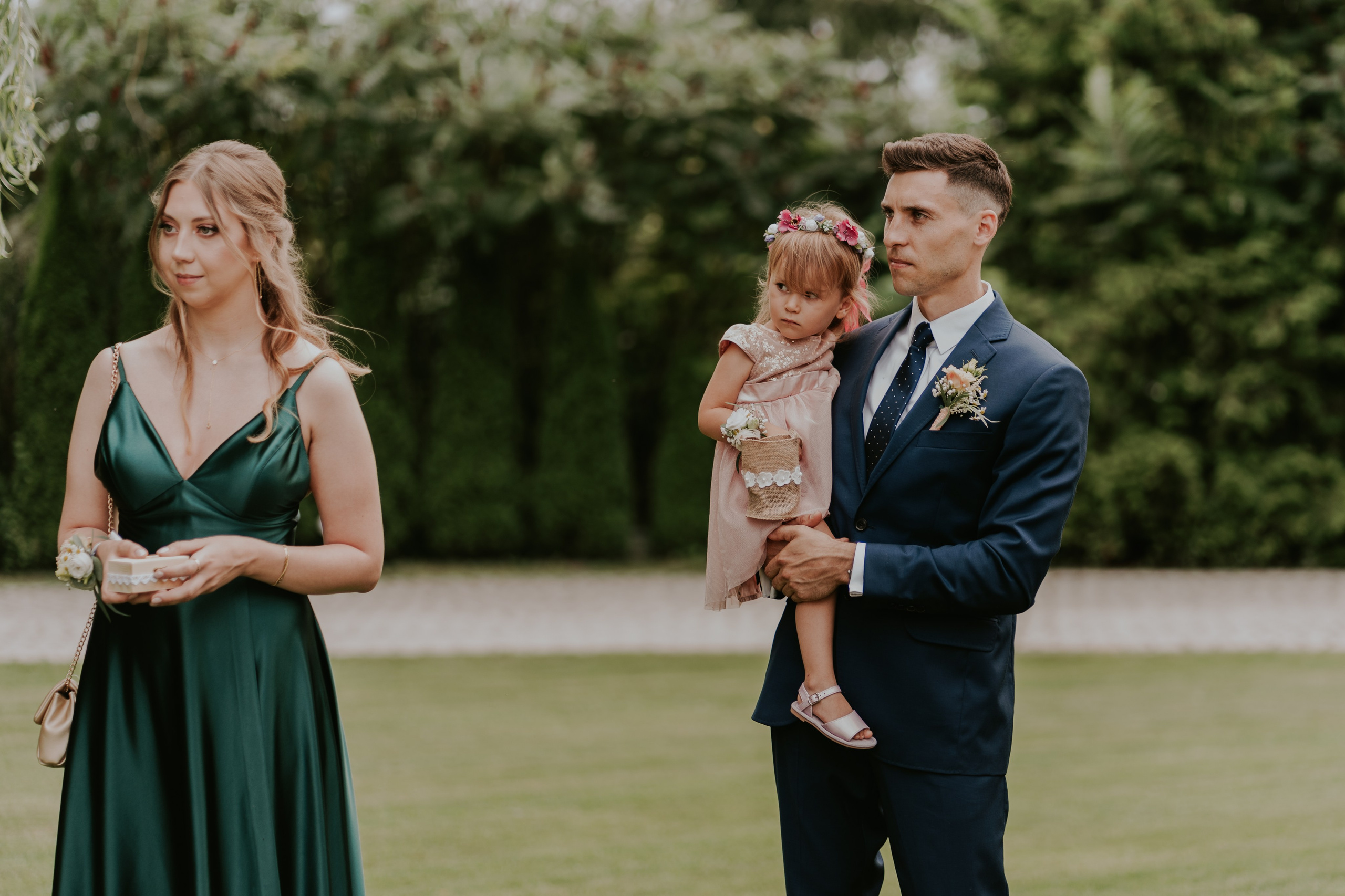 Dwór Wierzbno: plenerowy ślub pod wierzbą. Karkowskafoto - fotografia miłości