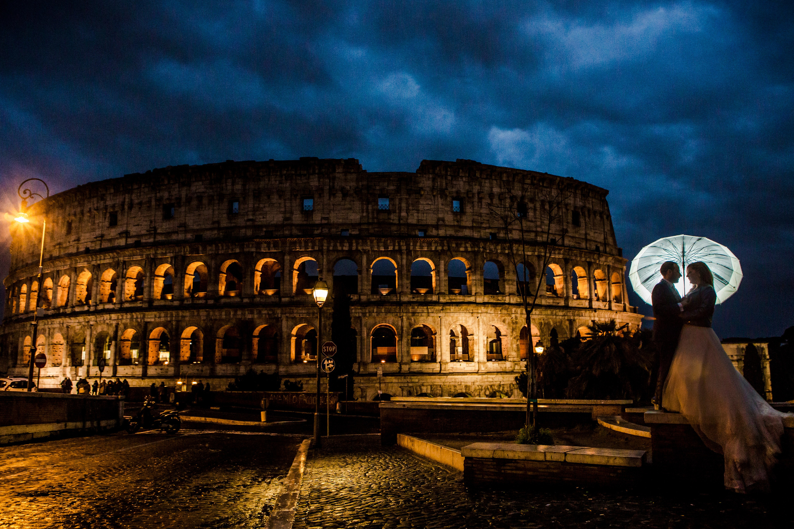 Vista nocturna del Coliseo iluminado de Roma en la sesión Postboda, ambiente mágico y elegante
