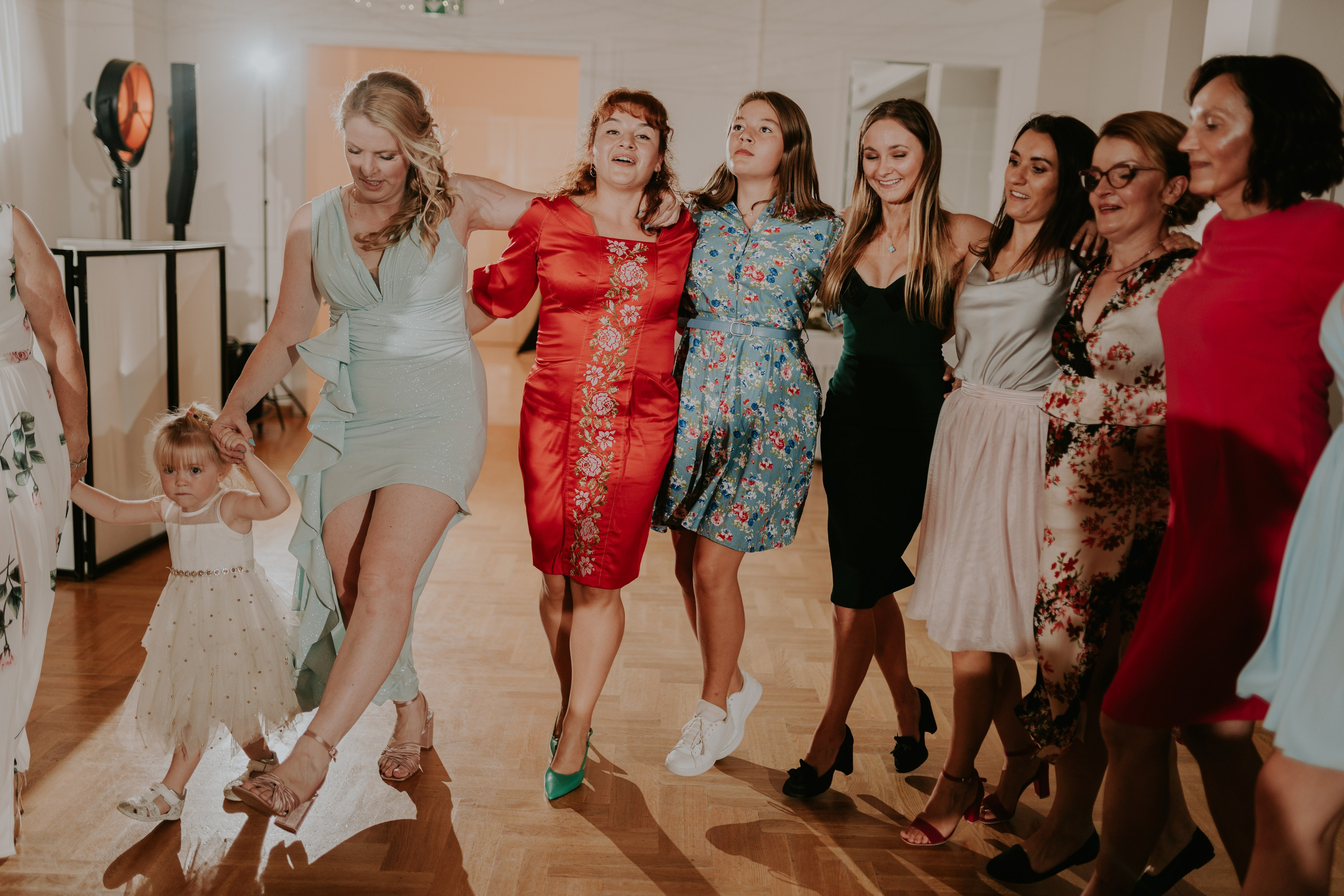 Dwór Wierzbno: plenerowy ślub pod wierzbą. Karkowskafoto - fotografia miłości