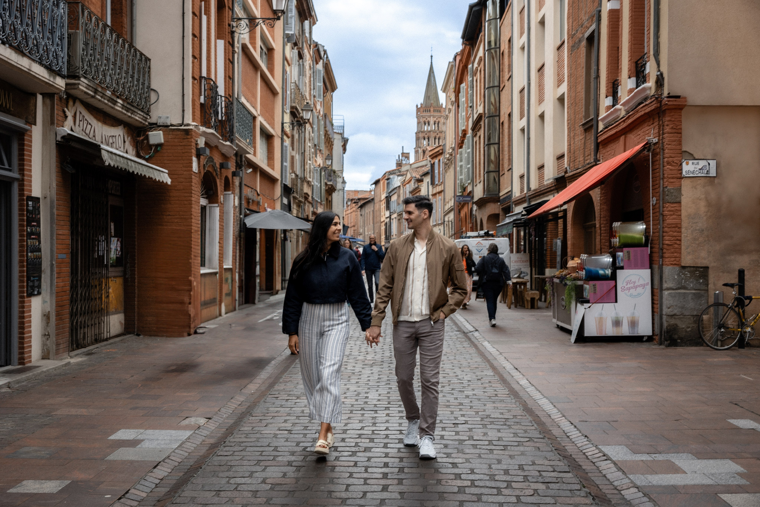 Happy couple engagement photoshoot in Toulouse, Rue du Taur