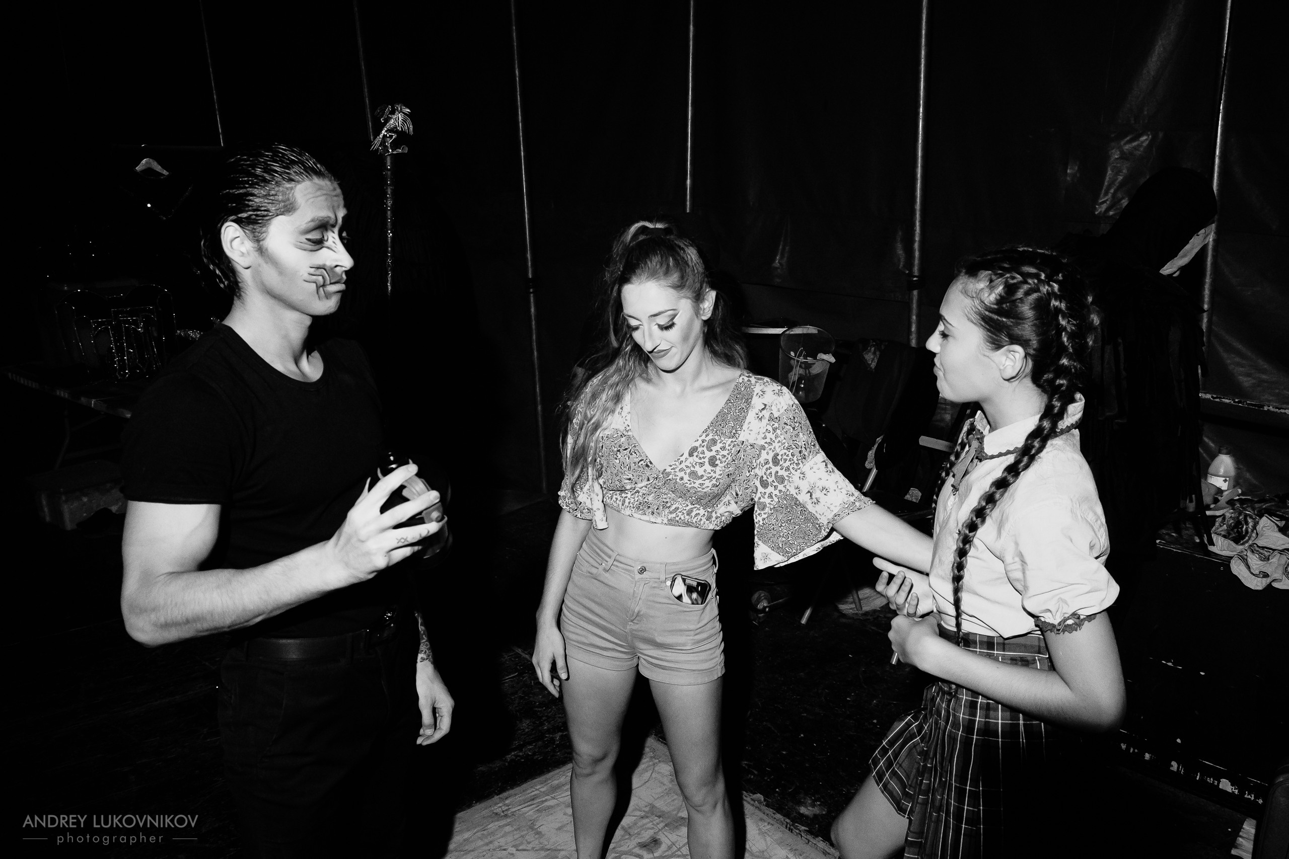 Sesión de fotos entre bastidores en El Circo Encantado: la vida de los artistas tras bambalinas