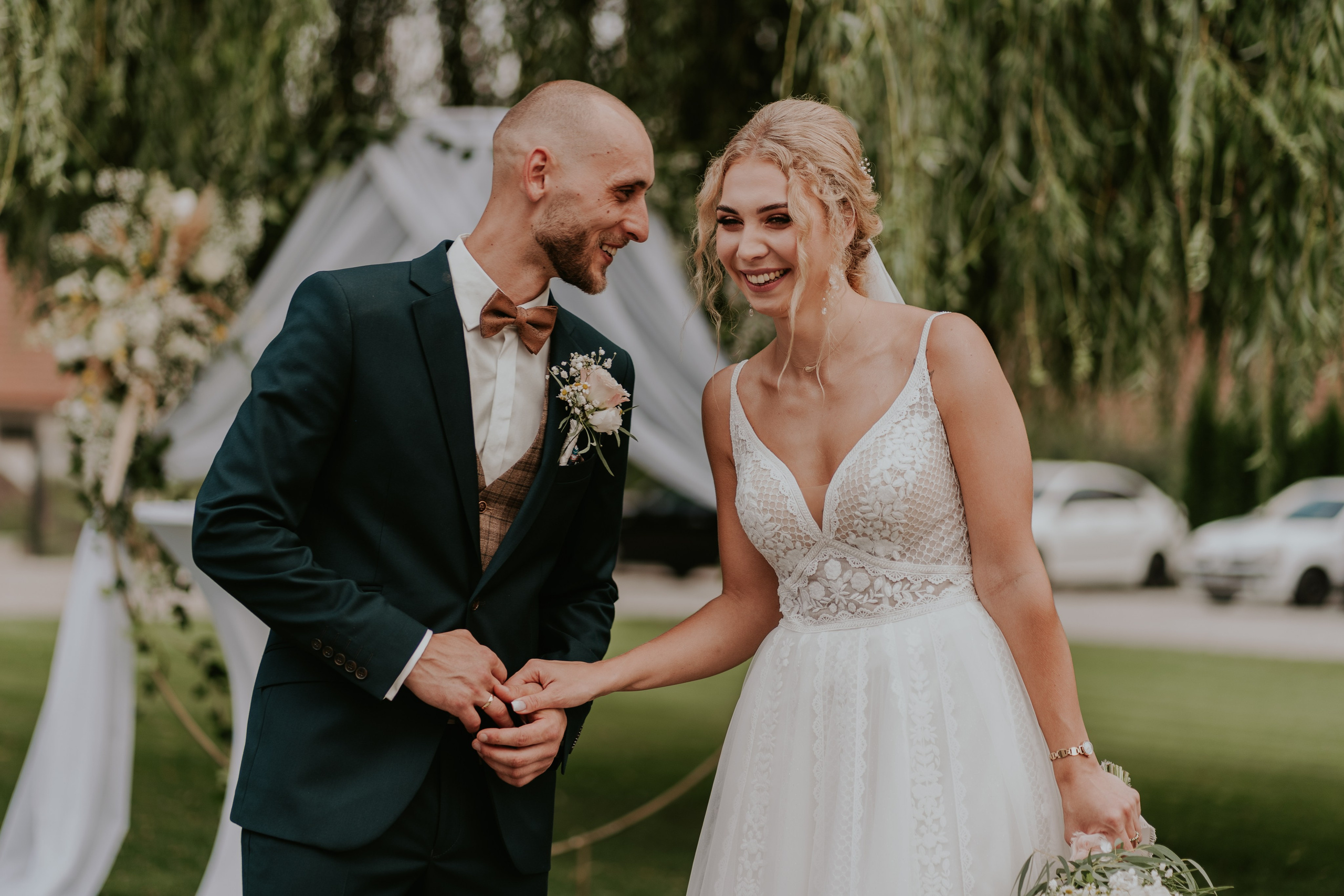 Dwór Wierzbno: plenerowy ślub pod wierzbą. Karkowskafoto - fotografia miłości