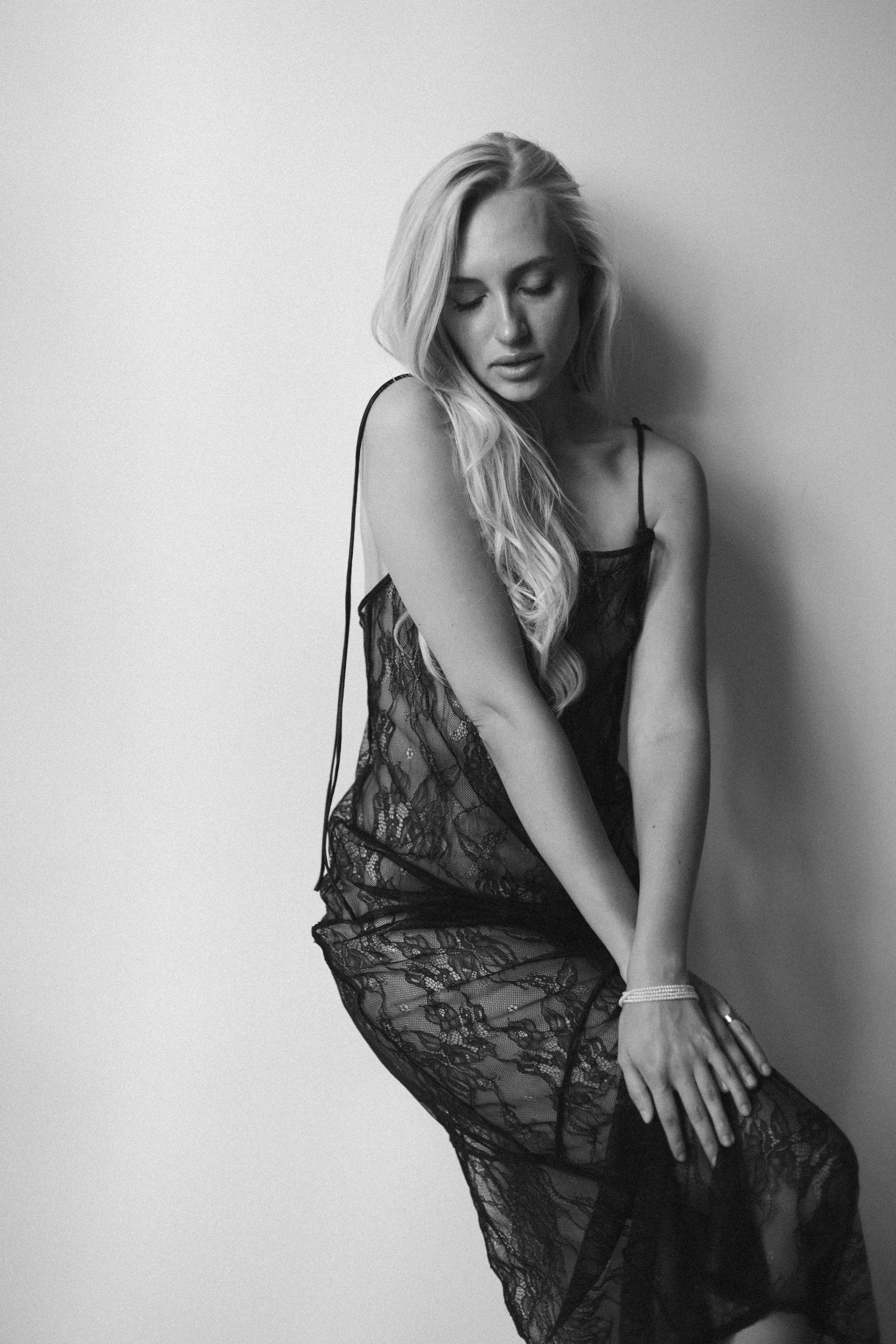 Individual photoshoot of a woman in a studio in Vilnius.