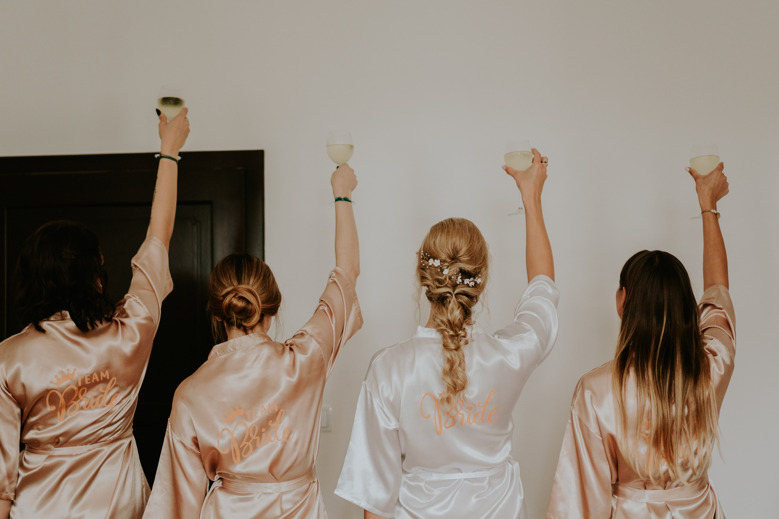 Dwór Wierzbno: plenerowy ślub pod wierzbą. Karkowskafoto - fotografia miłości