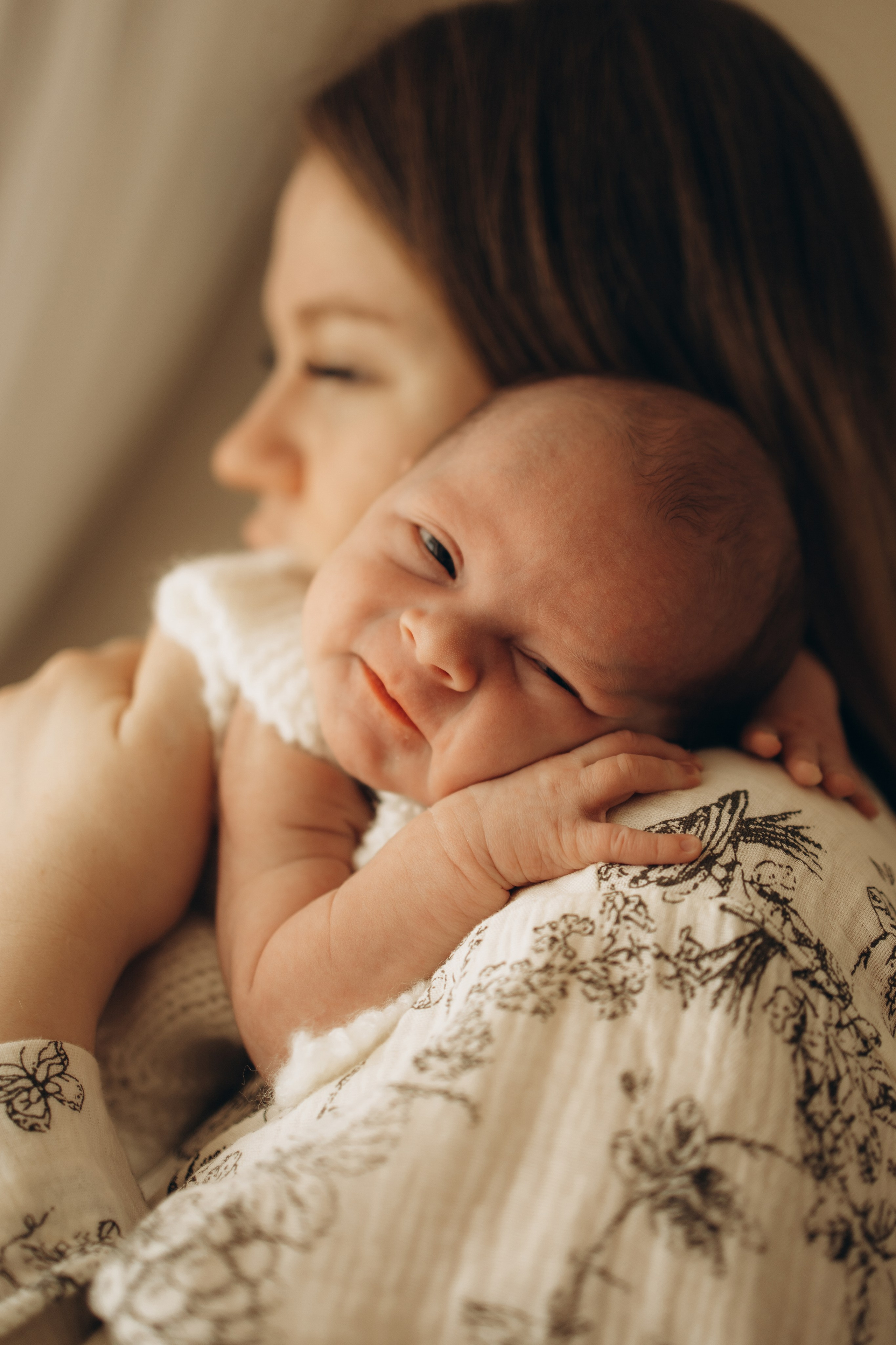 Семейная фотосессия на дому в Дубае, родители с малышом в уютной атмосфере.