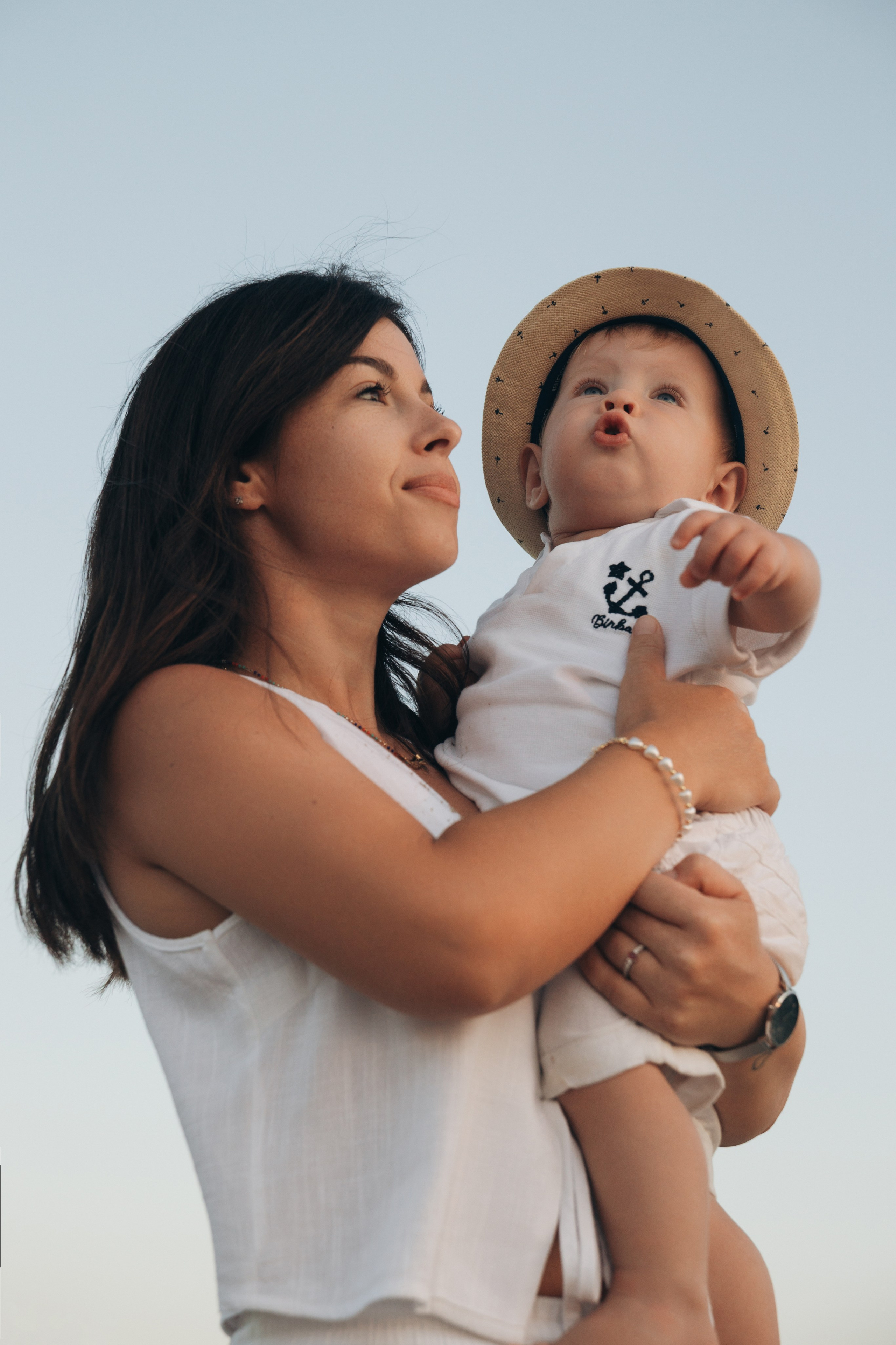 mamma con bambino in braccio durante un servizio fotografico all’aperto a Rimini