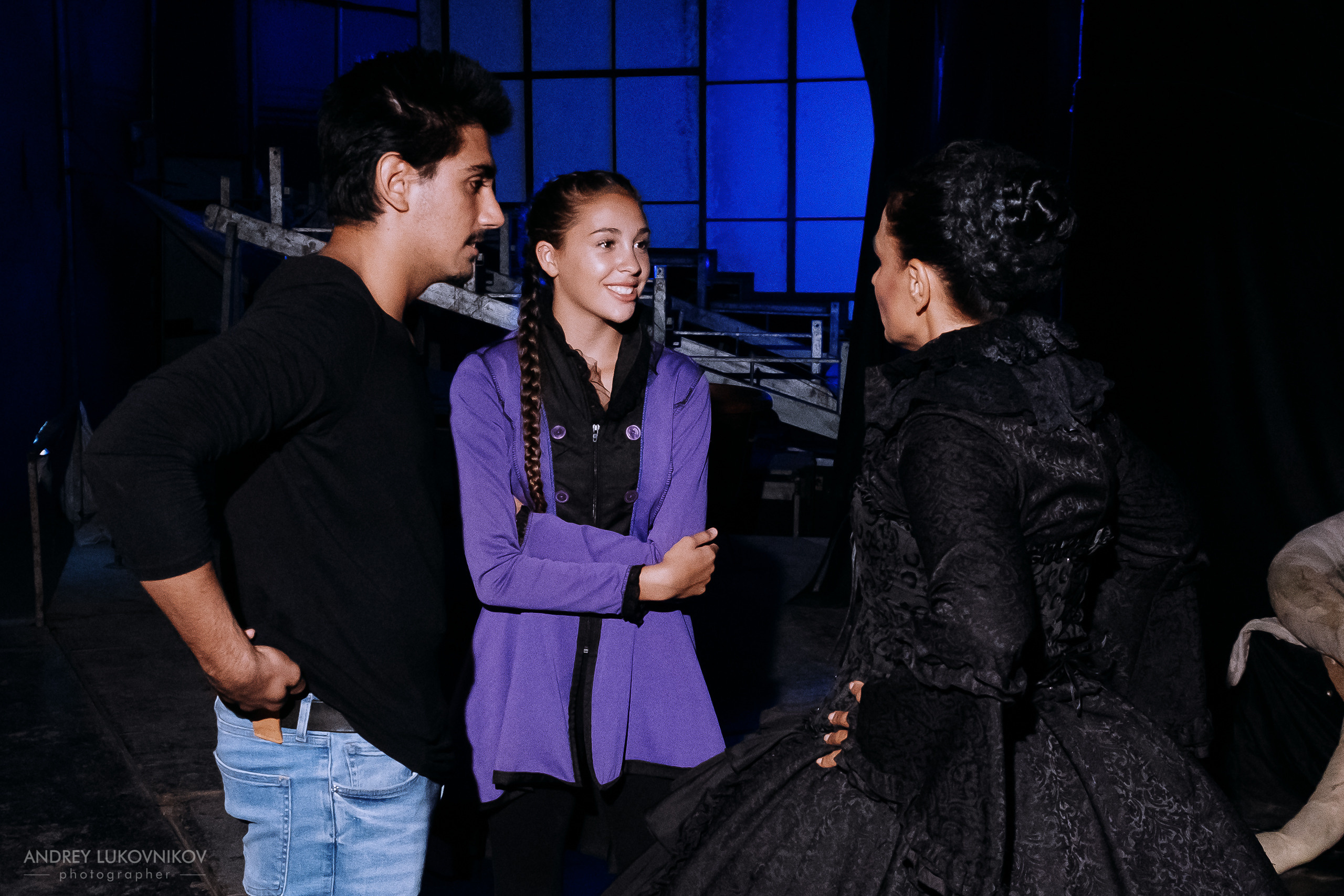 Sesión de fotos entre bastidores en El Circo Encantado: la vida de los artistas tras bambalinas