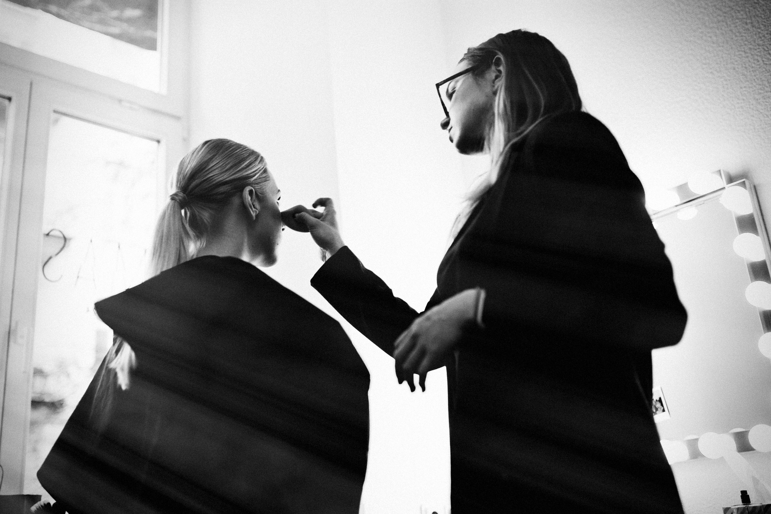 Vestuvių fotosesija, pasiruošimas, Vestuvių pasiruošimo fotografavimas. Vestuvių fotografas Vilnius Trakai kaina vestuvių fotografavimas fotografė personal.lt photogrpahy kainos jaunoji jaunikis nuotaka santuoka vestuvės, profesionali natūrali meninė reportažinė klasikinė fotosesija