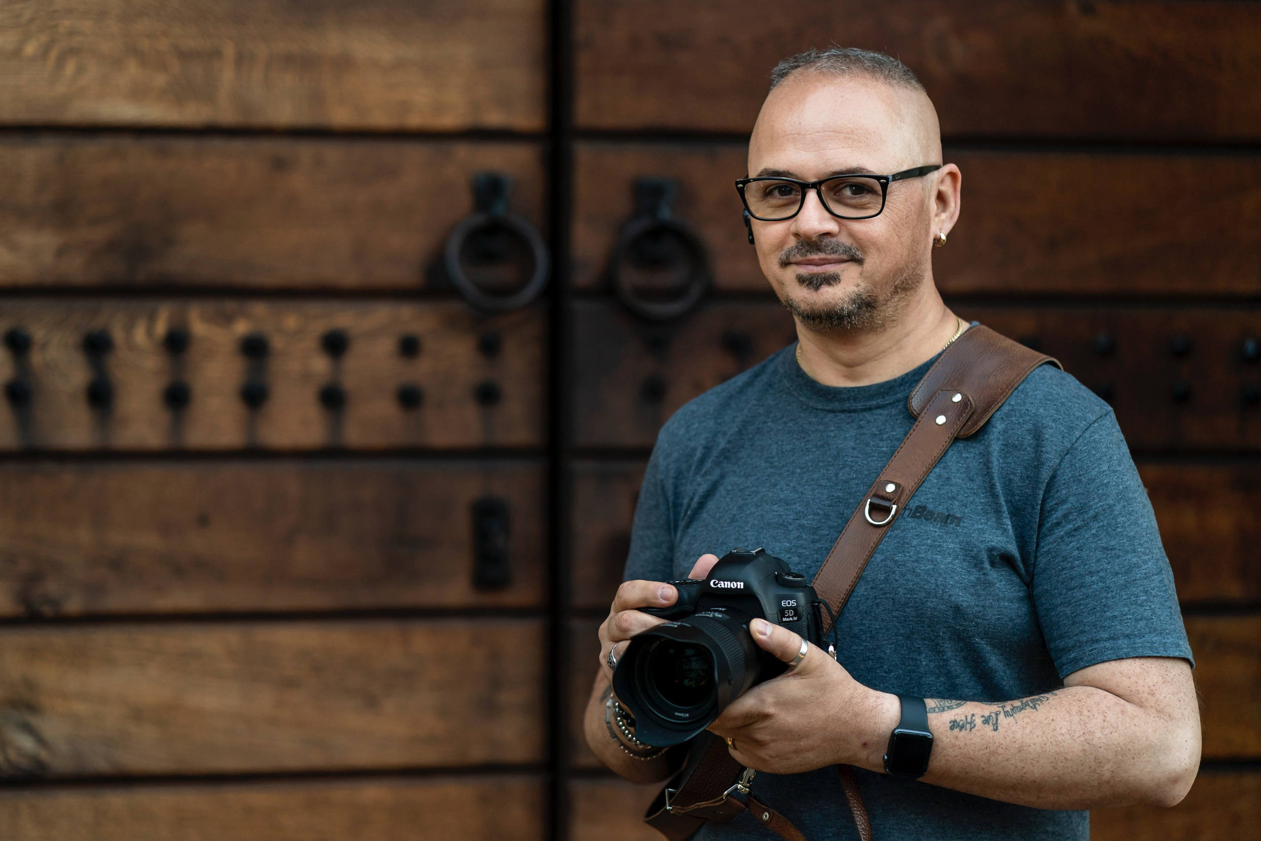 - fotografie-de-eveniment  - fotograf-nunta  - emotii-eveniment  - povesti-in-imagini  - fotograf-profesionist  - amintiri-de-nunta  - experienta-fotografica  - studii-fotografie-italia  - nunta-unica  - fotograf-botosani  - arta-fotografica  - momente-speciale  - pasiune-fotografie  - eveniment-unic  - portret-fotografic