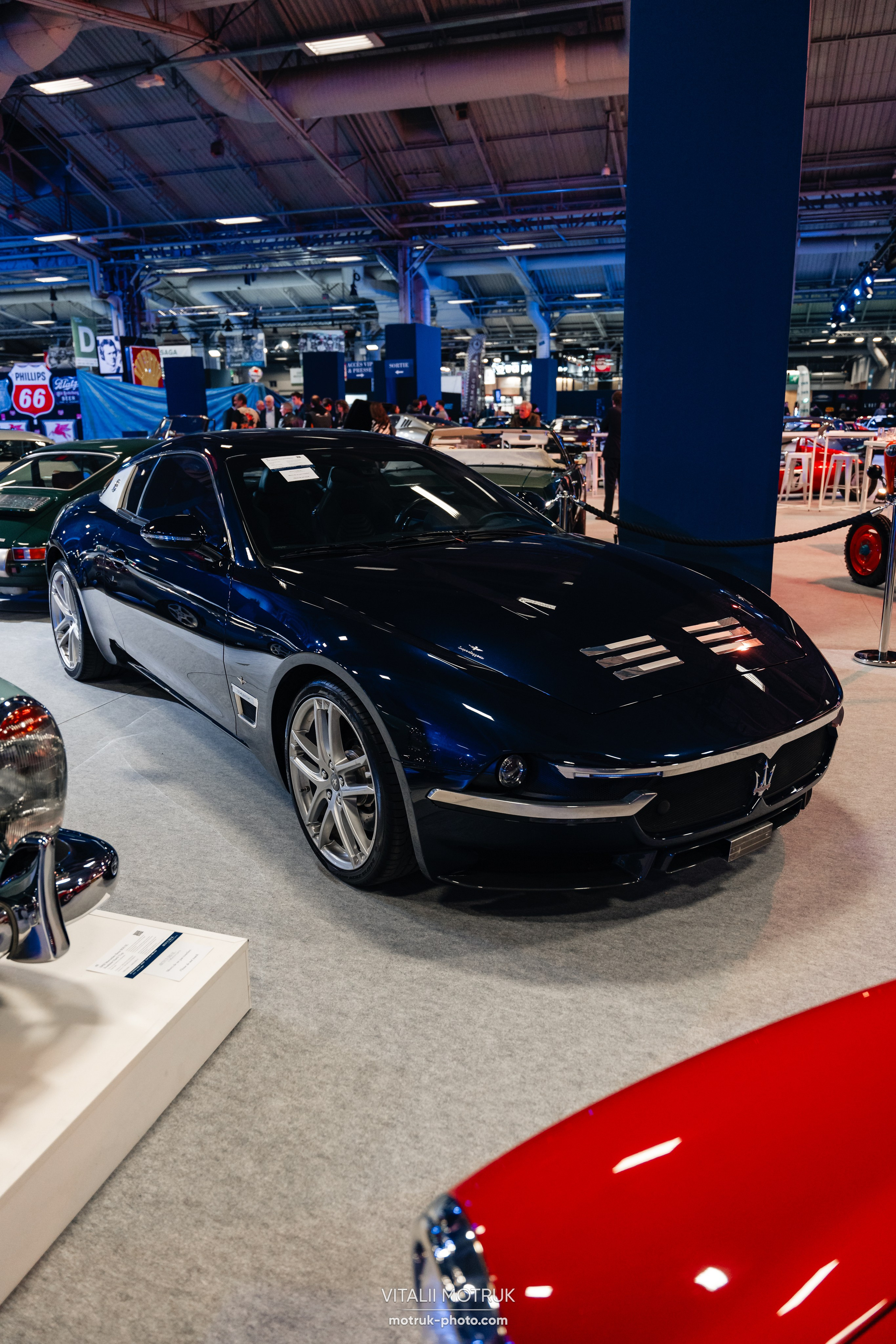 Retromobile-2024. Photographe de voitures à Paris — Vitalii Motruk