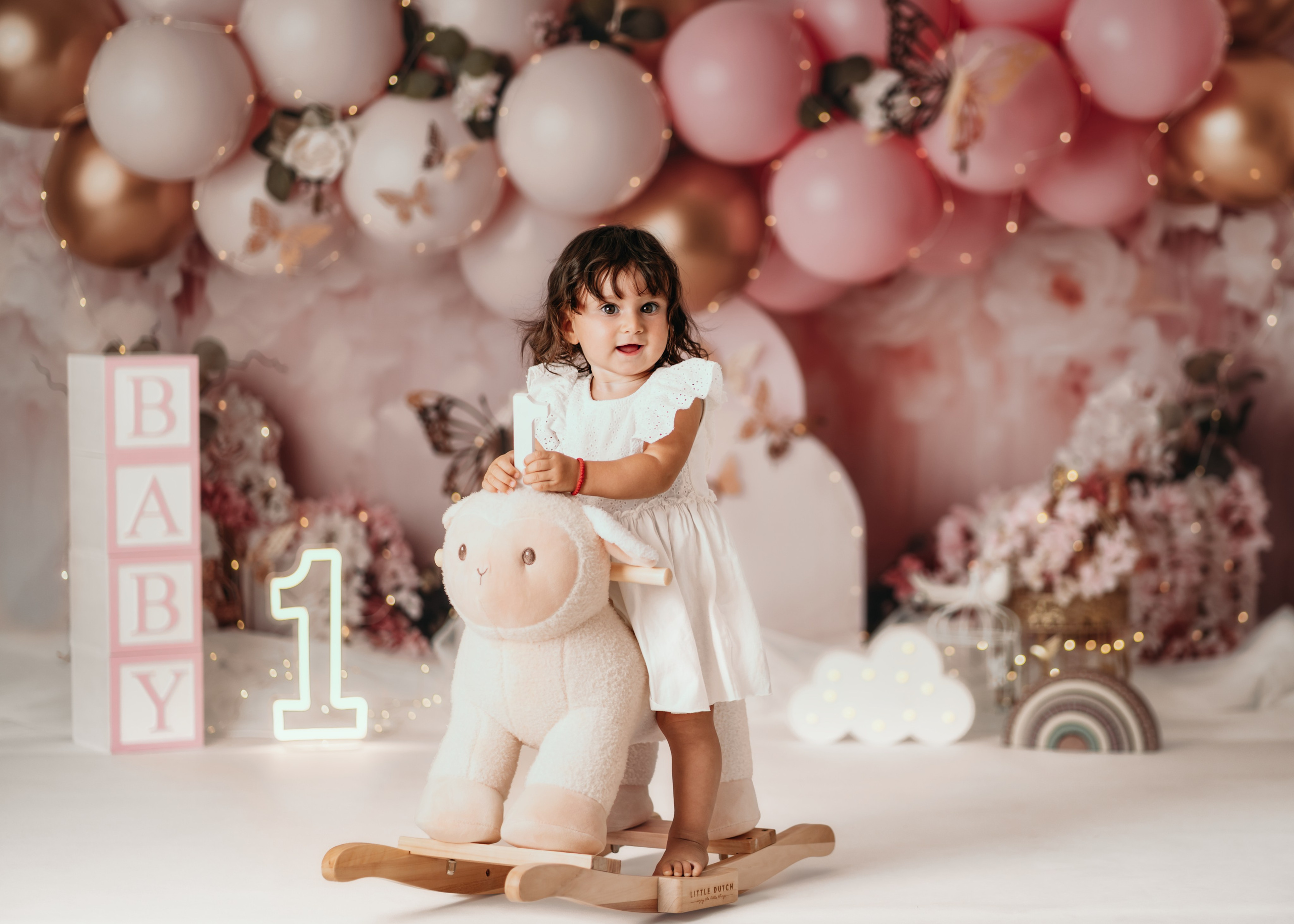 Cake smash fotografisanje devojčice u roze scenografiji sa leptirima – Beograd