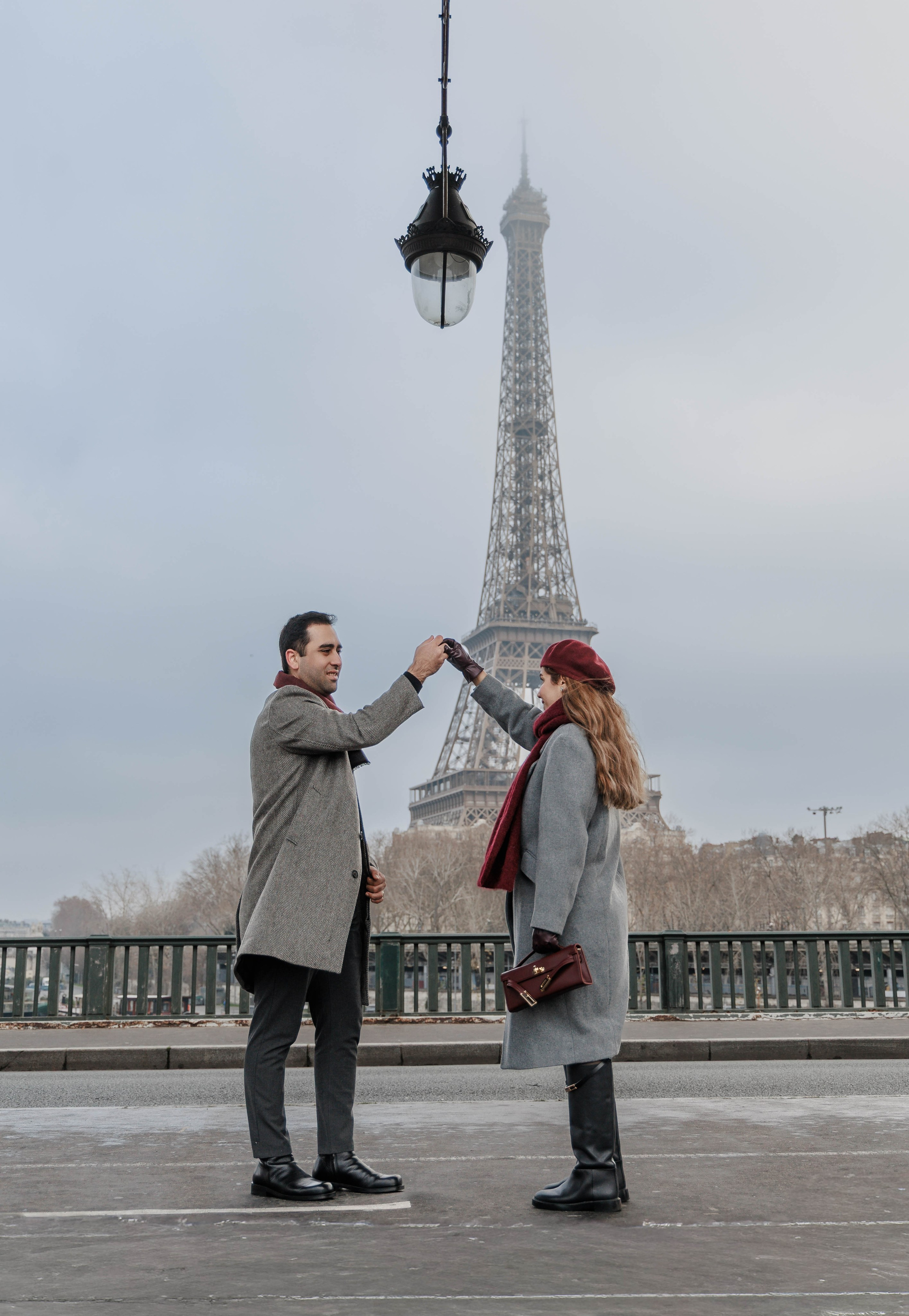 Bir-Hakeim Bridge in Paris — The Iconic Location for Luxury Proposal & Elopement Photography. Photographe à Paris