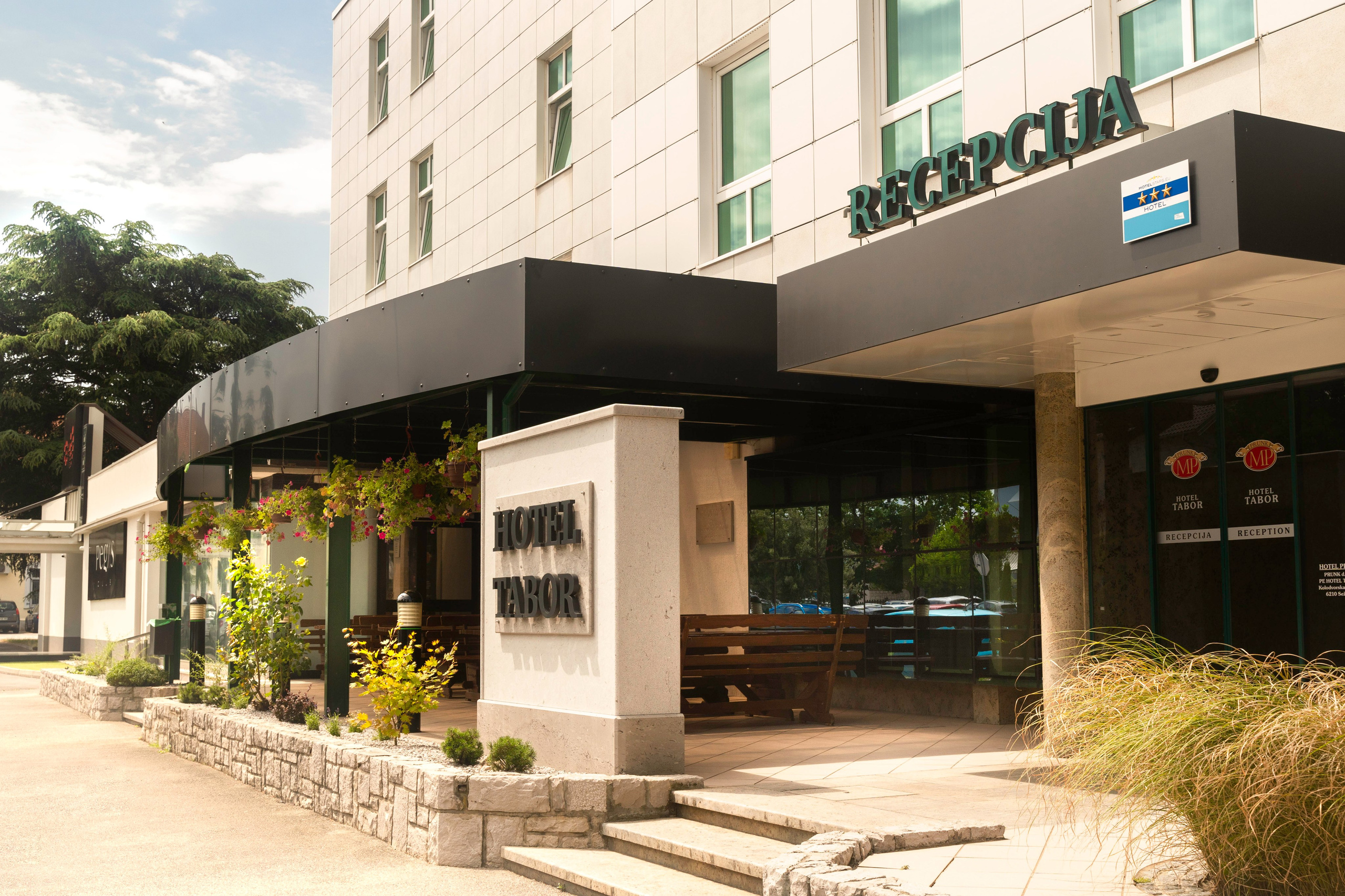 Fotografiranje Interierja. Fotografinja in videografinja Mariia Bortiakova iz Slovenije: fotografiranje dogodkov, portretov in snemanje videov po vsej Sloveniji