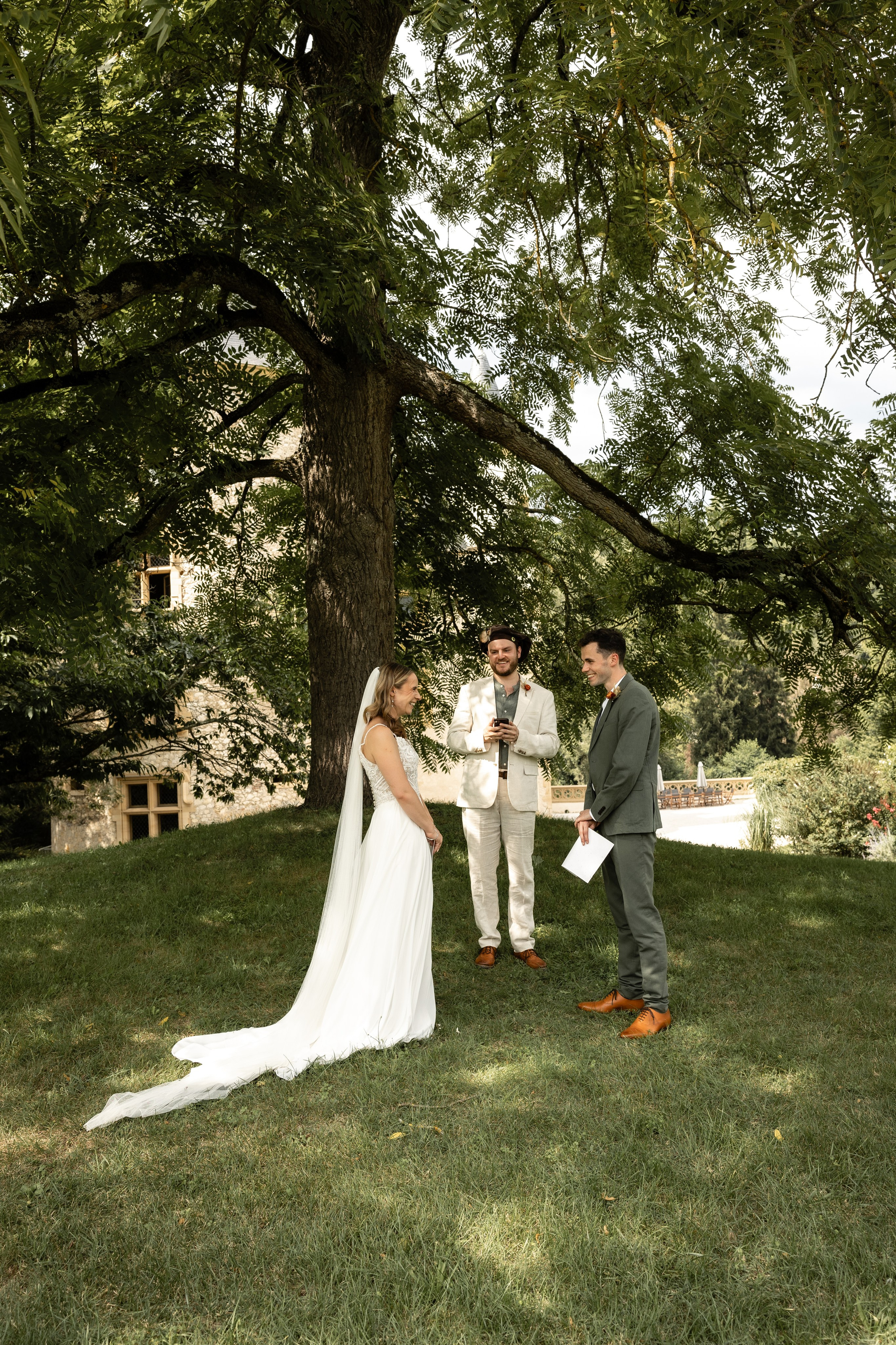 Rachel et Giles. Photo de mariage au Château de Saint-Martory. Eugénie Smirnova — photographe à Toulouse et dans le sud-ouest de la France