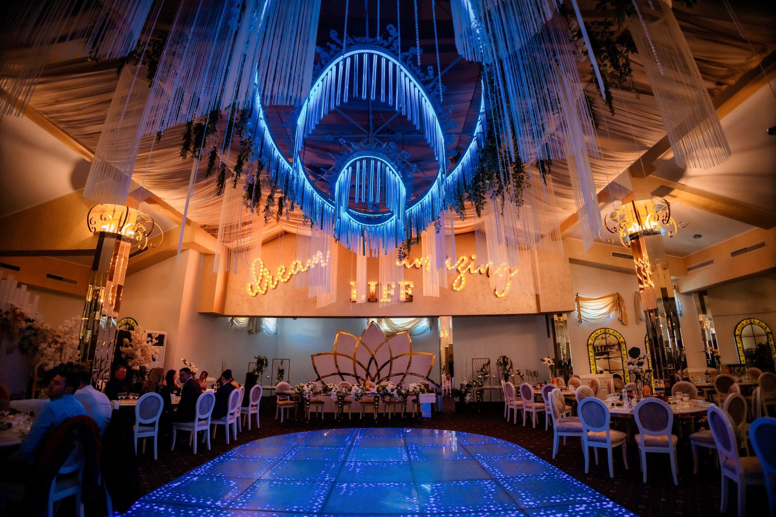 Fotograf nuntă Târgu Neamț – Samuel și Roxana, fotografie autentică realizată de AlinoFotoStudio 2. Fotograf nuntă Iași, Bacău, Suceava și Botoșani – Alin Chirilă surprinzând momente reale de nuntă 3. Fotografie de nuntă cu emoție și credință – AlinoFotoStudio, fotograf povestitor 4. Fotograf profesionist nuntă în Moldova – cadre naturale și pline de emoție 5. Alin Chirilă fotograf nuntă – poveste reală surprinsă prin fotografie 6. Fotograf nuntă cu stil documentar – momente autentice din ziua nunții Pregătiri mireasă acasă – fotografie naturală realizată de Alin Chirilă fotograf nuntă 8. Detalii din ziua nunții – fotograf nuntă Iași și Botoșani, AlinoFotoStudio 9. Emoții din dimineața nunții – fotograf profesionist Moldova 10. Cadre autentice din pregătiri – fotograf nuntă Suceava și Bacău Ceremonie religioasă nuntă – moment emoționant surprins de fotograf Alin Chirilă 12. Nuntă cu valori creștine – fotografie din biserică realizată cu discreție 13. Rugăciune și emoție în ziua nunții – fotograf nuntă Târgu Neamț 14. Legământ în fața lui Dumnezeu – fotografie de nuntă autentică 15. Fotograf nuntă biserică – momente sincere și pline de semnificație Petrecere de nuntă – cadre naturale realizate de AlinoFotoStudio 17. Bucurie și dans la nuntă – fotograf nuntă Iași și împrejurimi 18. Momente autentice de la restaurant – fotograf nuntă Bacău Suceava 19. Atmosferă de nuntă surprinsă discret – Alin Chirilă fotograf -AlinoFotoStudio – fotograf nuntă cu abordare naturală și emoțională 21. Alin Chirilă fotograf – povestitor prin fotografie de nuntă 22. Fotograf nuntă în Moldova – stil documentar și autentic 23. Fotografie de nuntă sinceră și elegantă – AlinoFotoStudio- Fotograf nuntă Iași Bacău Suceava Botoșani – Alin Chirilă AlinoFotoStudio 26. Fotograf nuntă Târgu Neamț și Moldova – fotografie profesională de eveniment 27. Fotograf nuntă cu valori creștine și stil documentar – AlinoFotoStudio - Alin Chirilă – AlinoFotoStudio Fotograf nuntă Iași • Bacău • Suceava • Botoșani - Samuel & Roxana, Târgu Neamț -Momente reale, trăite sincer și păstrate pentru totdeauna.